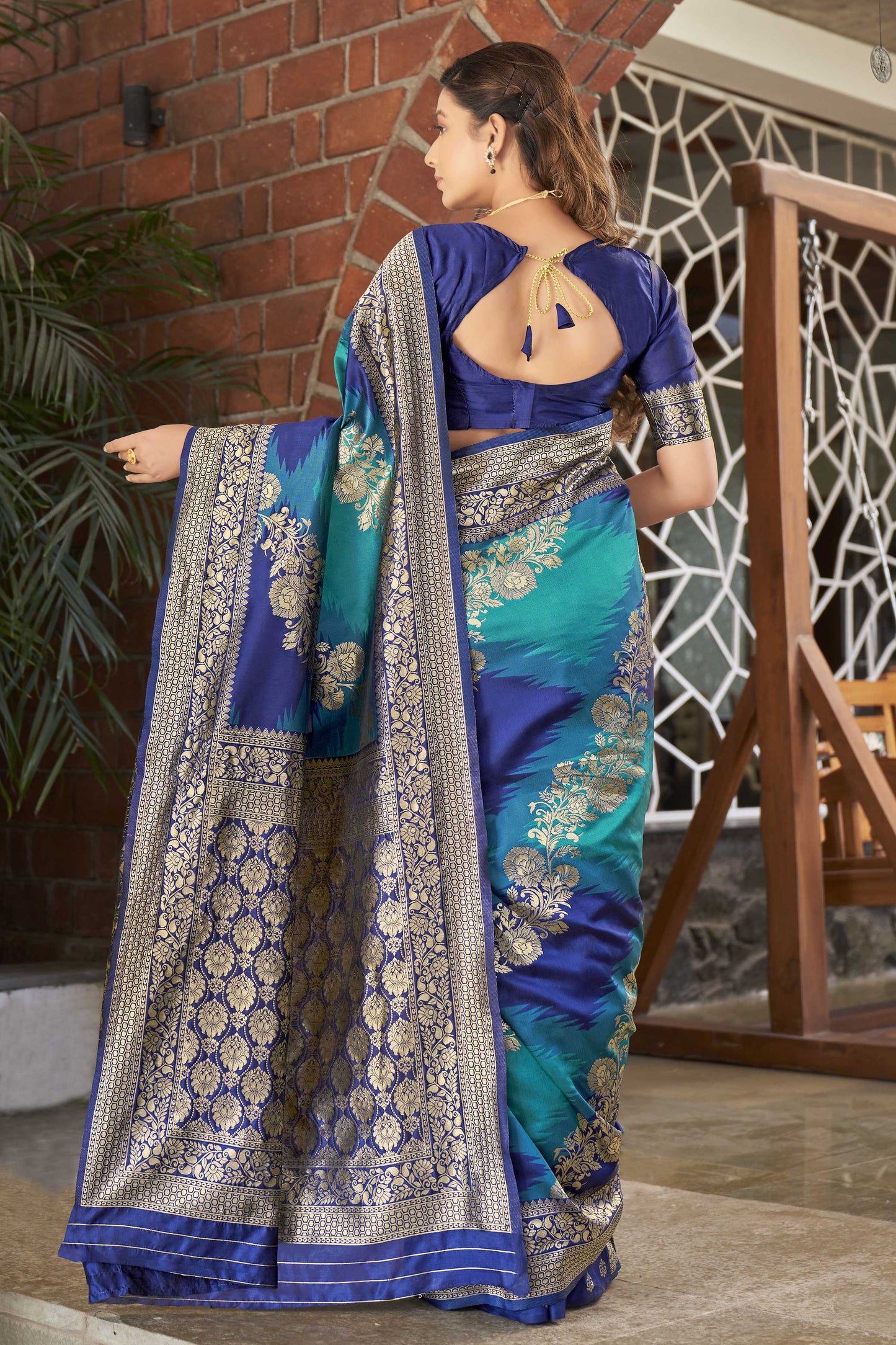 MANOHARI Banarasi Silk Blend Jacquard Work Saree - Blue