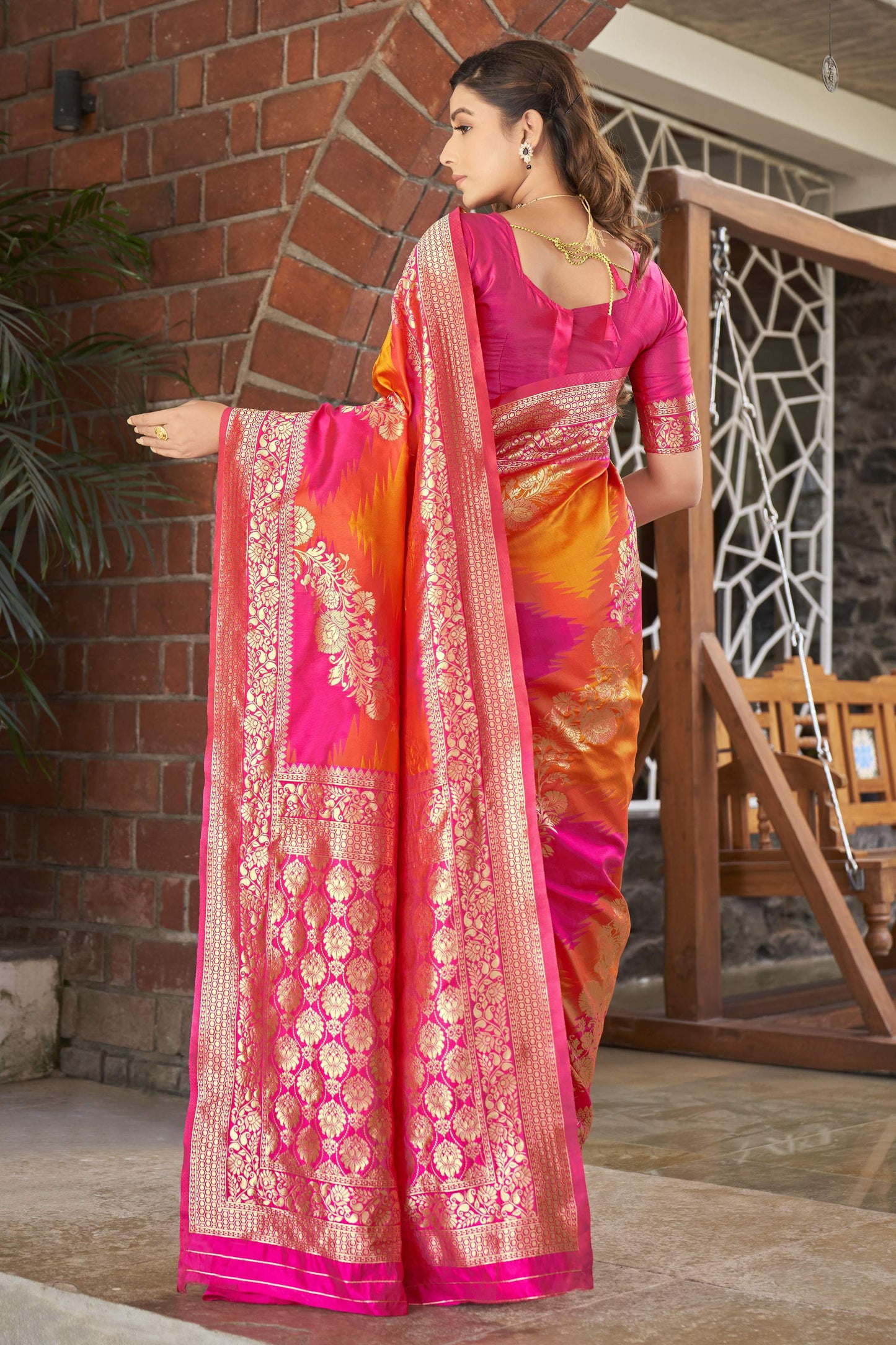 MANOHARI Banarasi Silk Blend Jacquard Work Saree - Pink