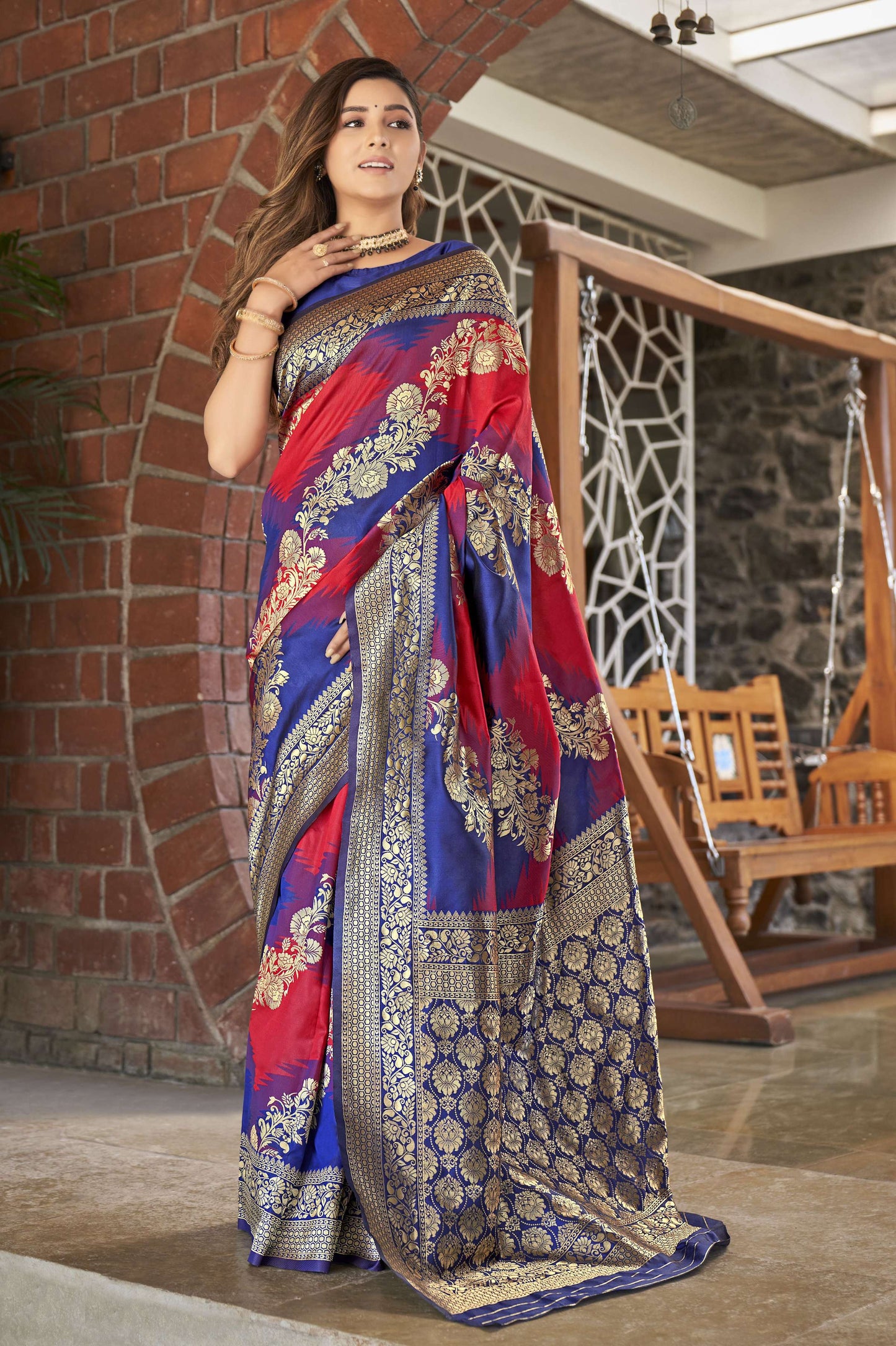 MANOHARI Banarasi Silk Blend Jacquard Work Saree - Red