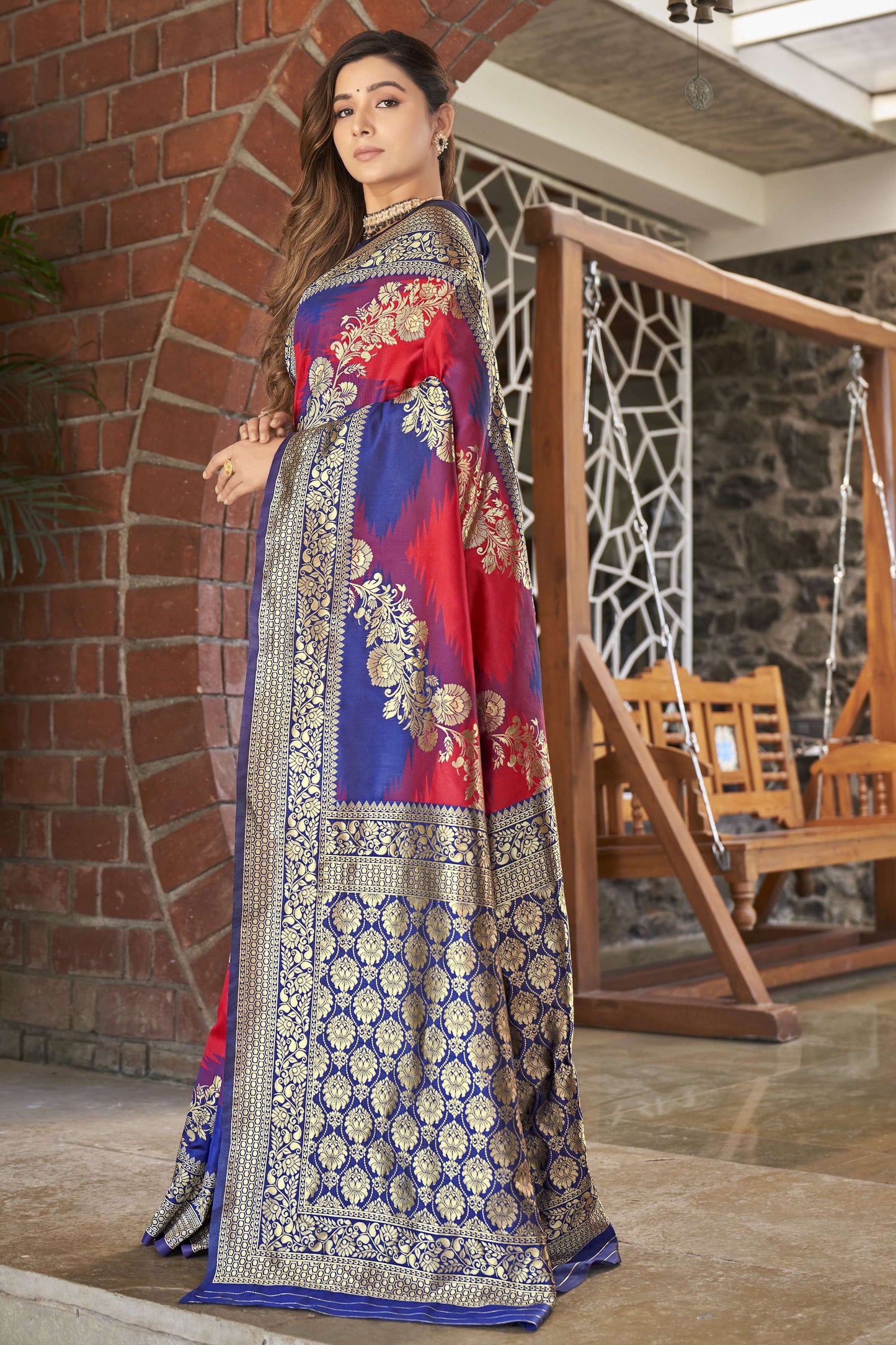 MANOHARI Banarasi Silk Blend Jacquard Work Saree - Red