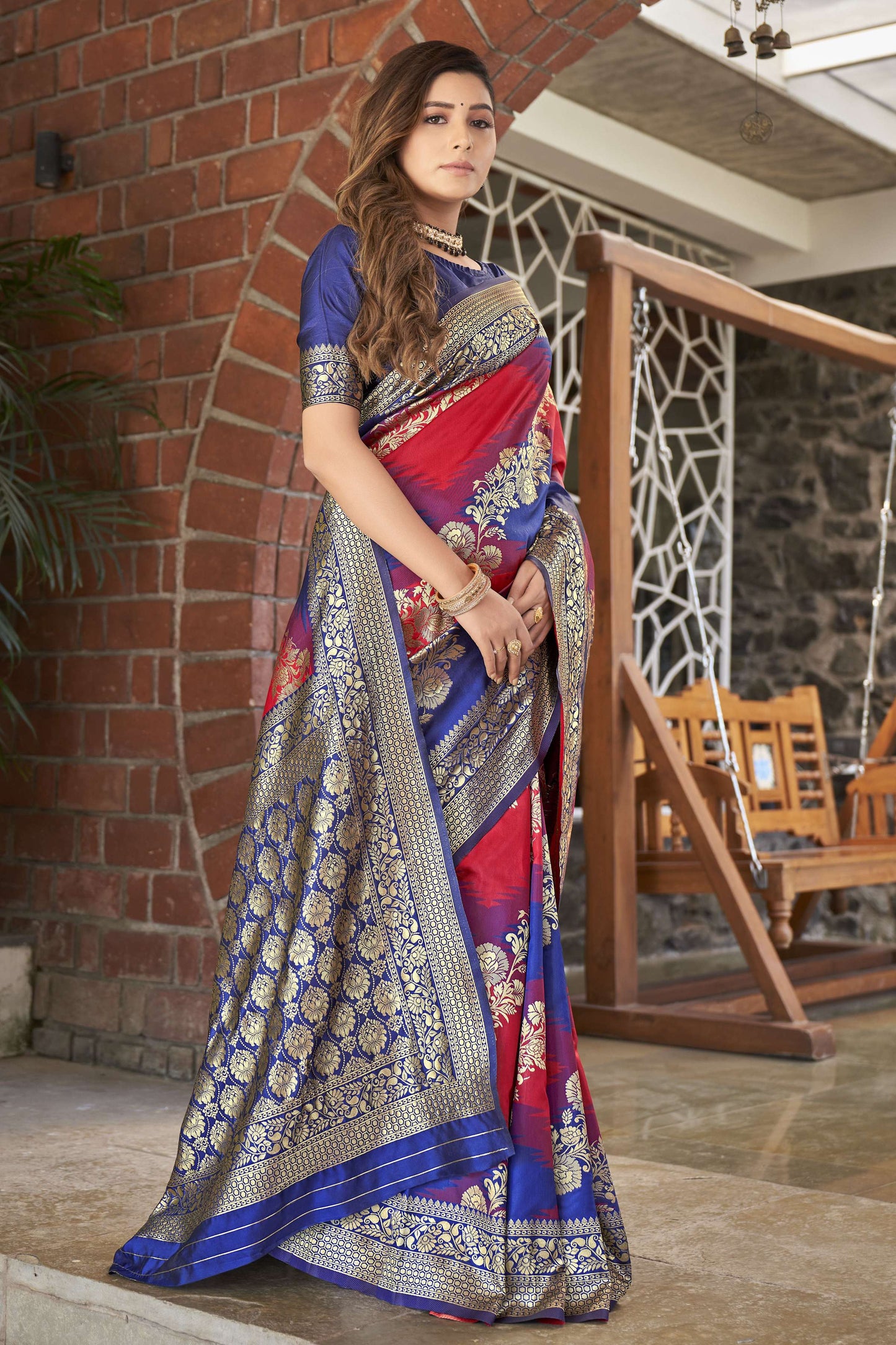 MANOHARI Banarasi Silk Blend Jacquard Work Saree - Red