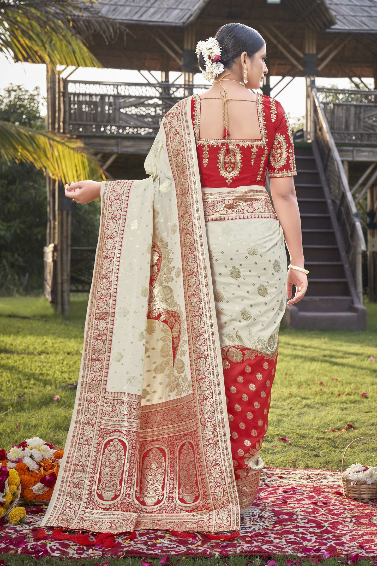 MANOHARI Banarasi Silk Blend Jacquard Work Saree - Red