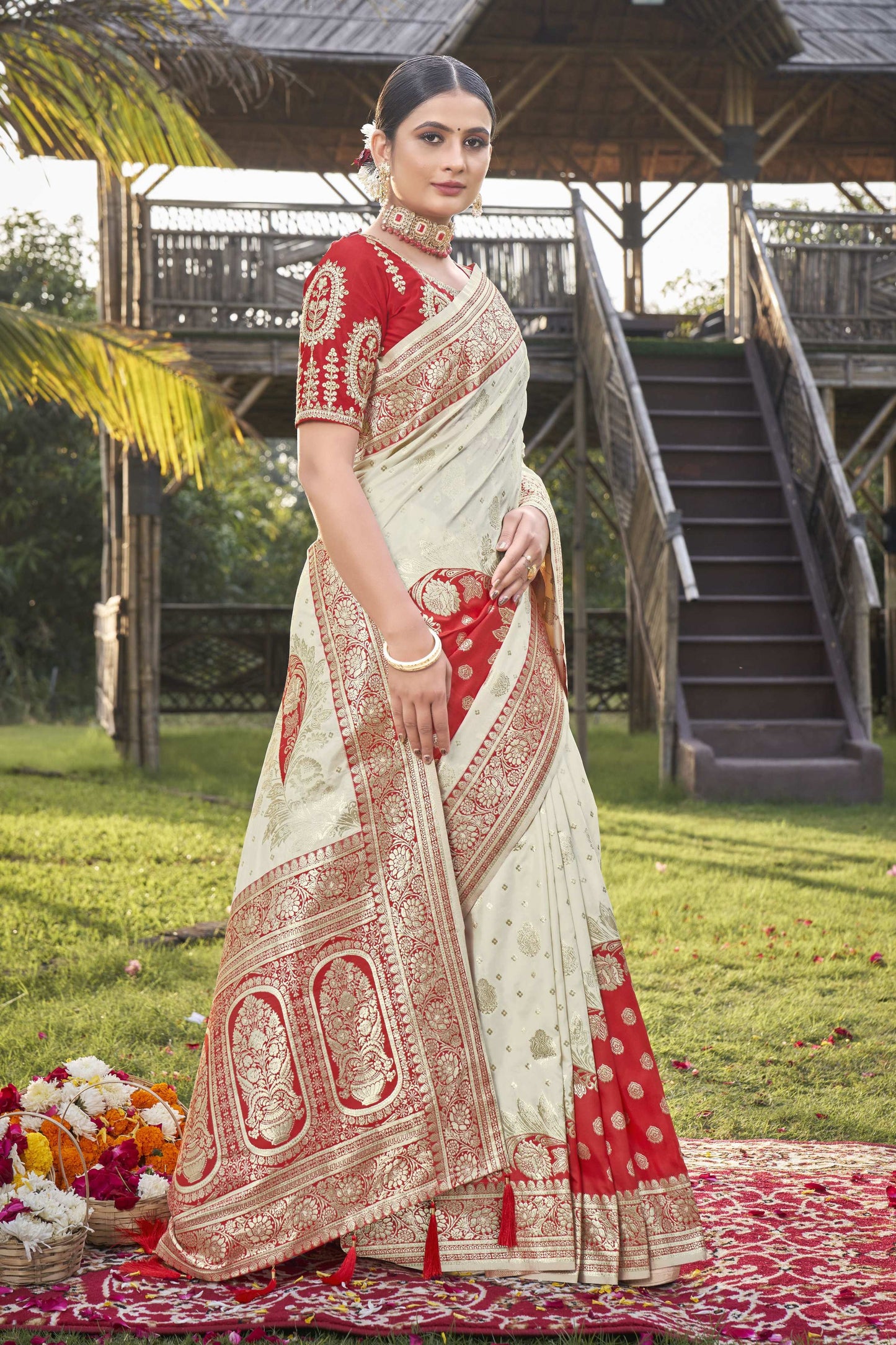MANOHARI Banarasi Silk Blend Jacquard Work Saree - Red