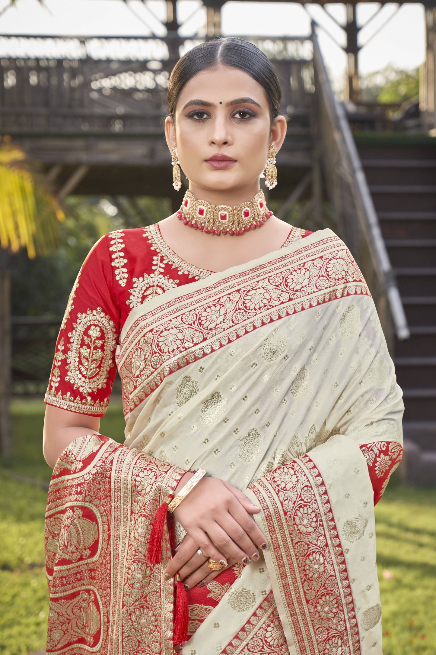 MANOHARI Banarasi Silk Blend Jacquard Work Saree - Red