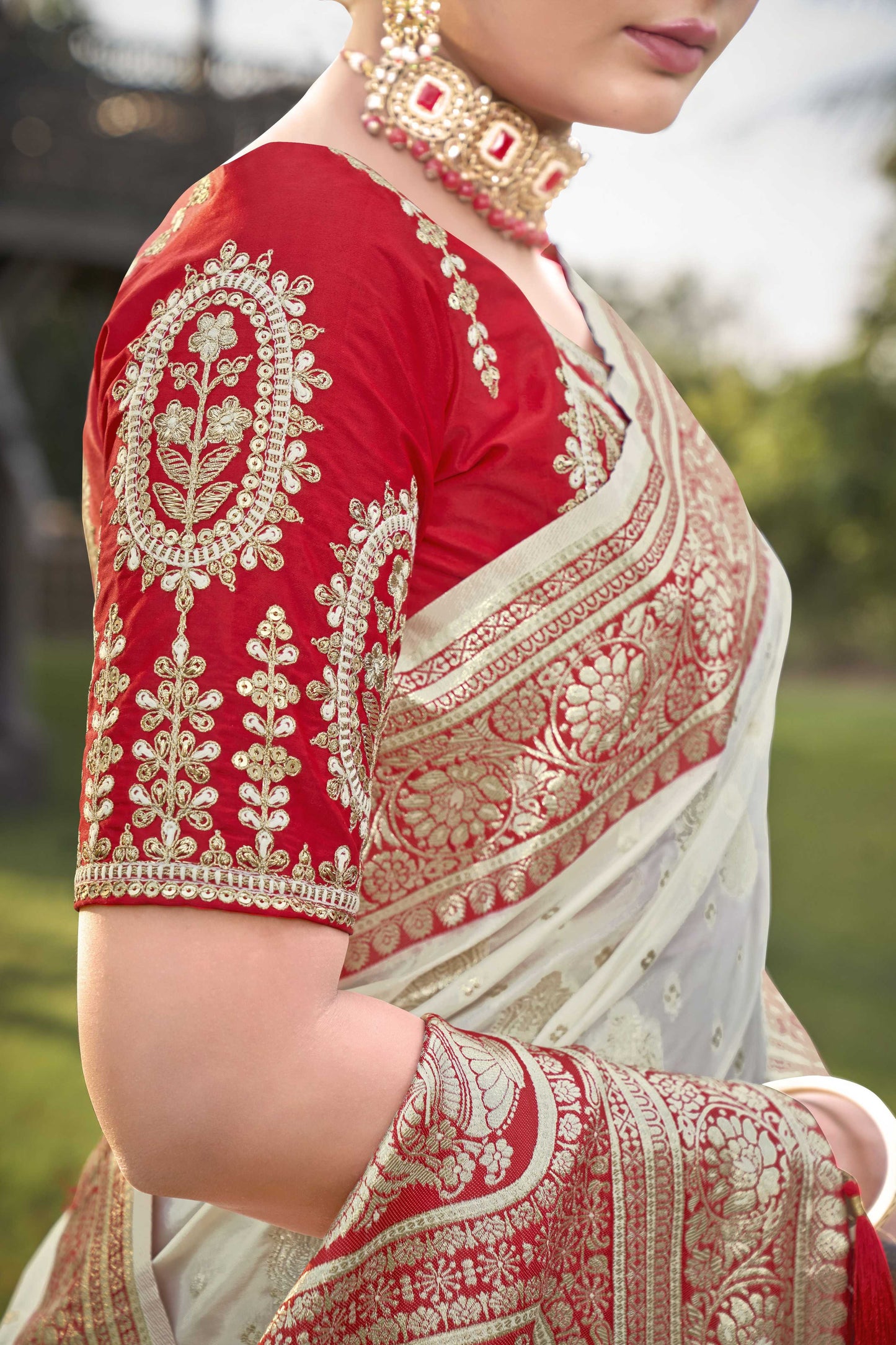 MANOHARI Banarasi Silk Blend Jacquard Work Saree - Red