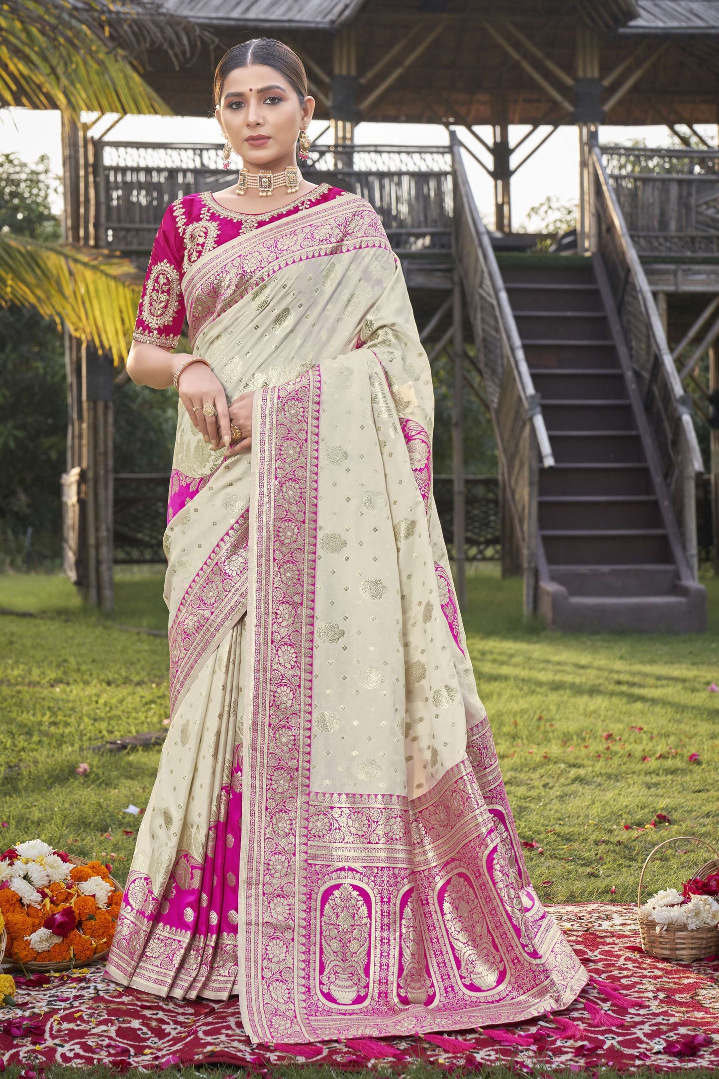 MANOHARI Banarasi Silk Blend Jacquard Work Saree - Pink