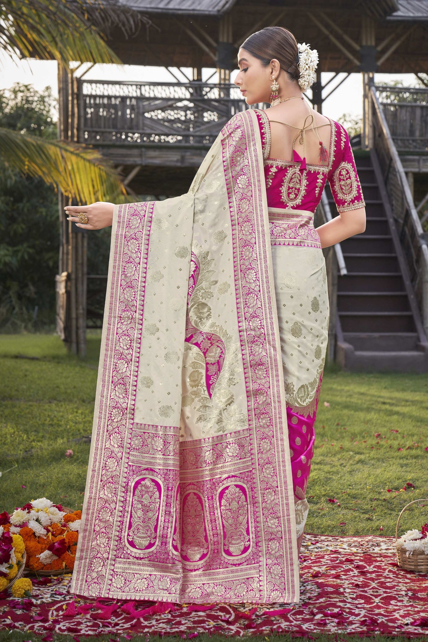 MANOHARI Banarasi Silk Blend Jacquard Work Saree - Pink