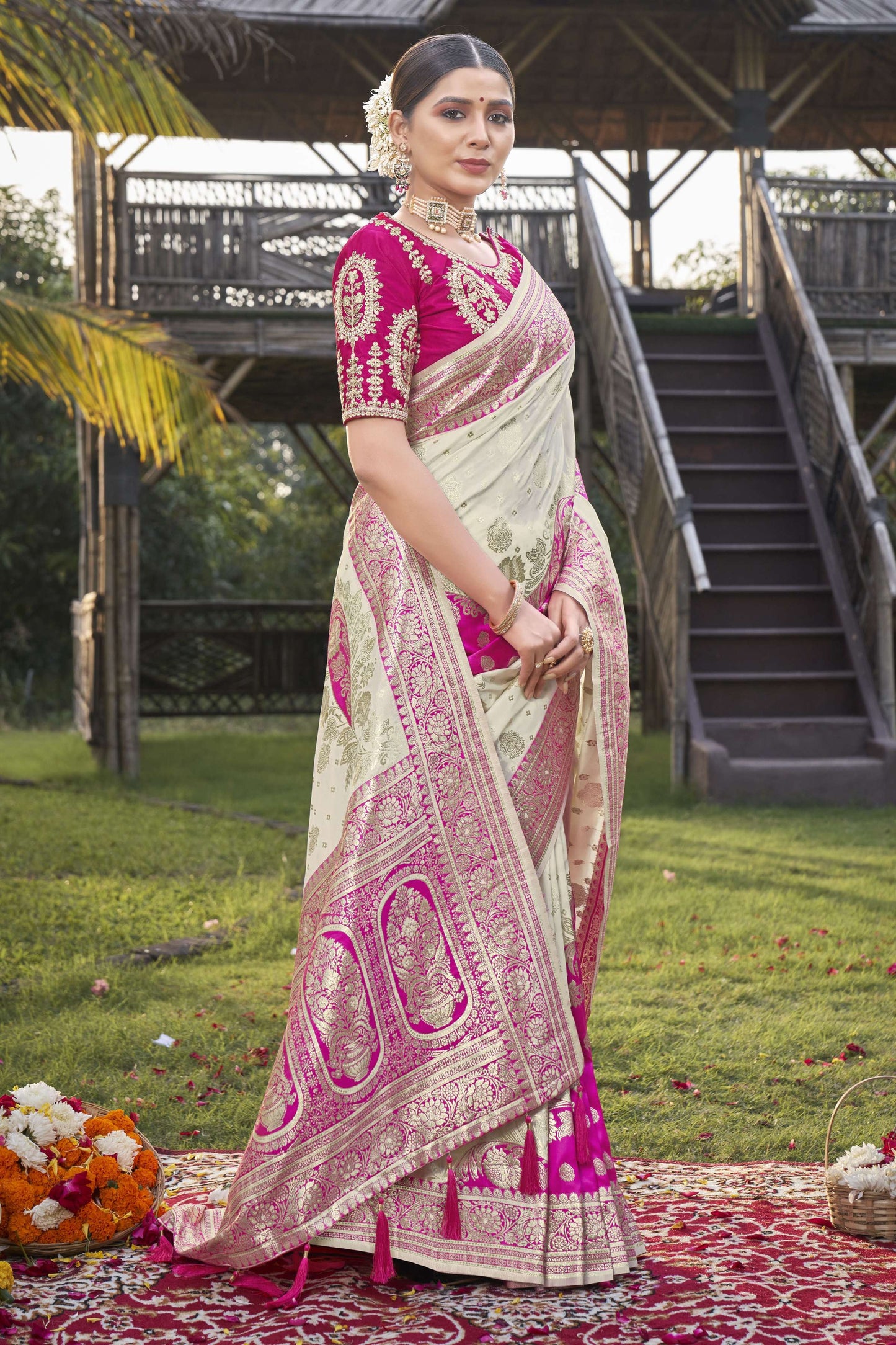 MANOHARI Banarasi Silk Blend Jacquard Work Saree - Pink