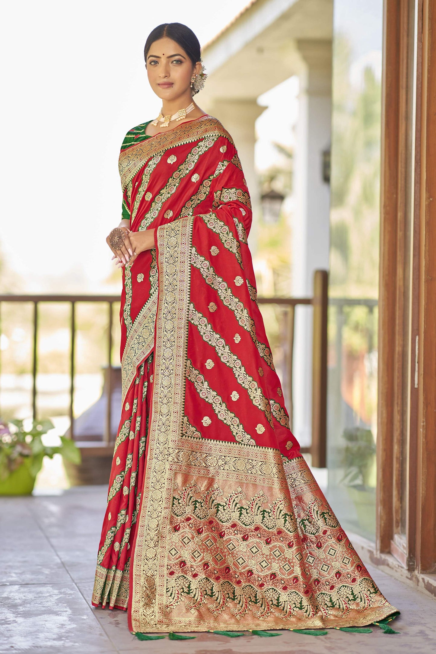 MANOHARI Banarasi Silk Blend Jacquard Work Saree - Red