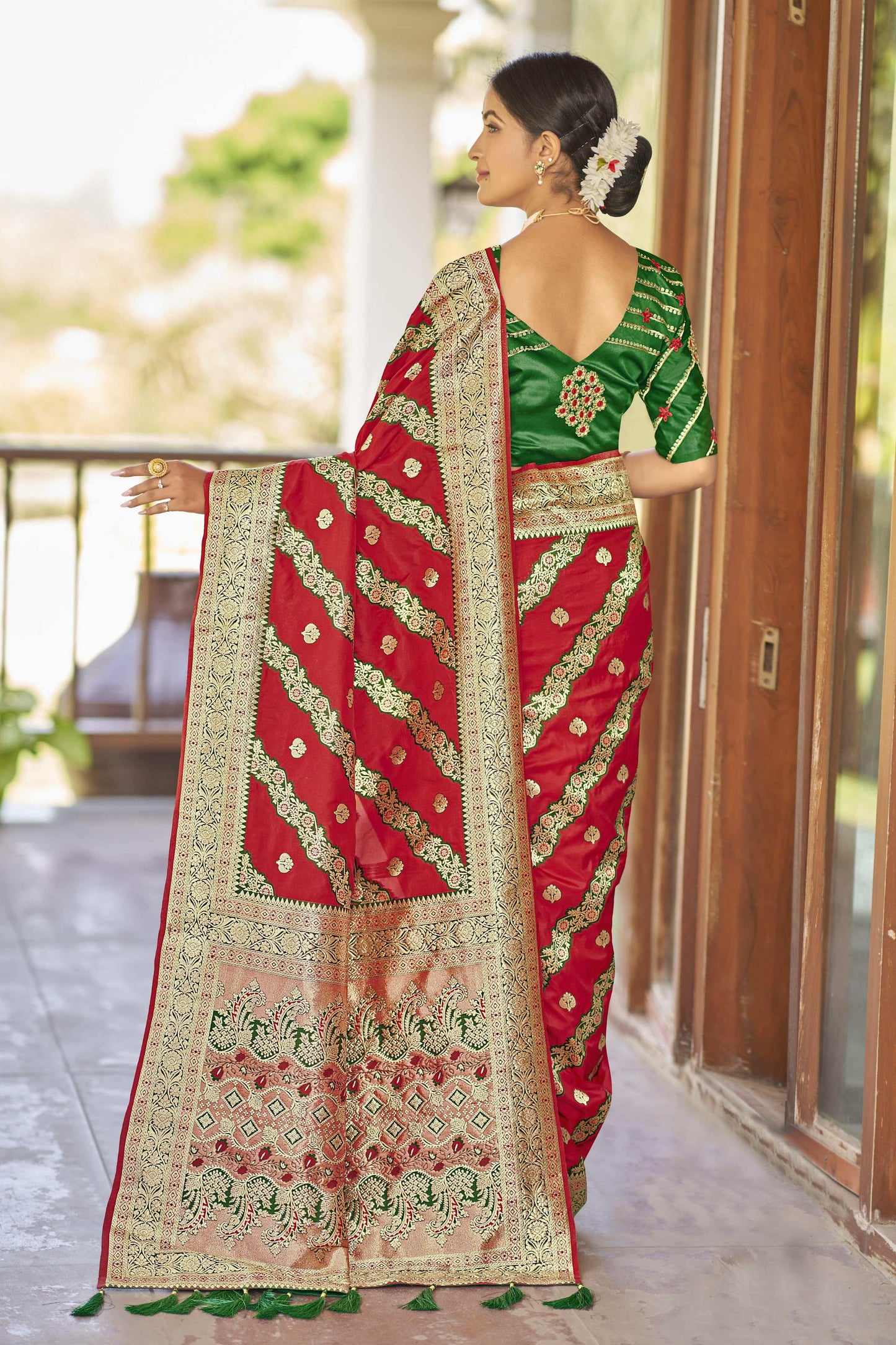 MANOHARI Banarasi Silk Blend Jacquard Work Saree - Red