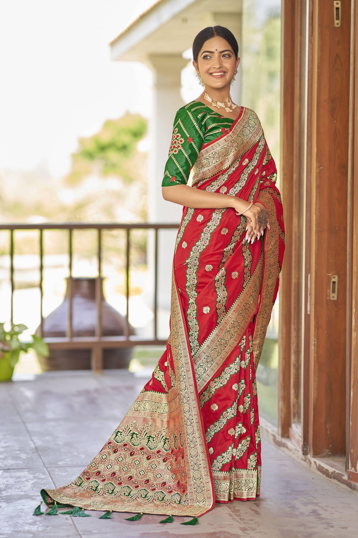 MANOHARI Banarasi Silk Blend Jacquard Work Saree - Red