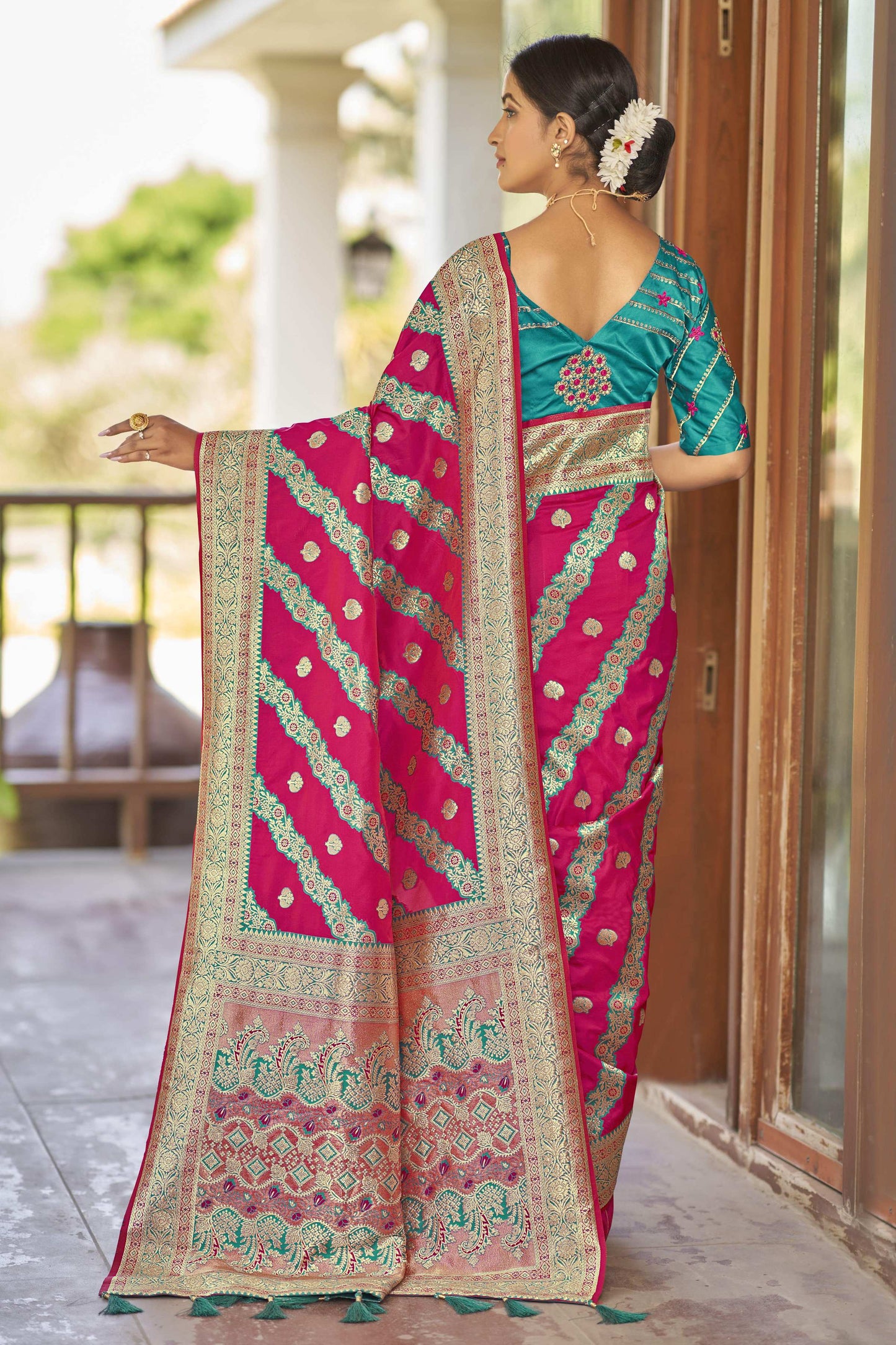 MANOHARI Banarasi Silk Blend Jacquard Work Saree - Pink