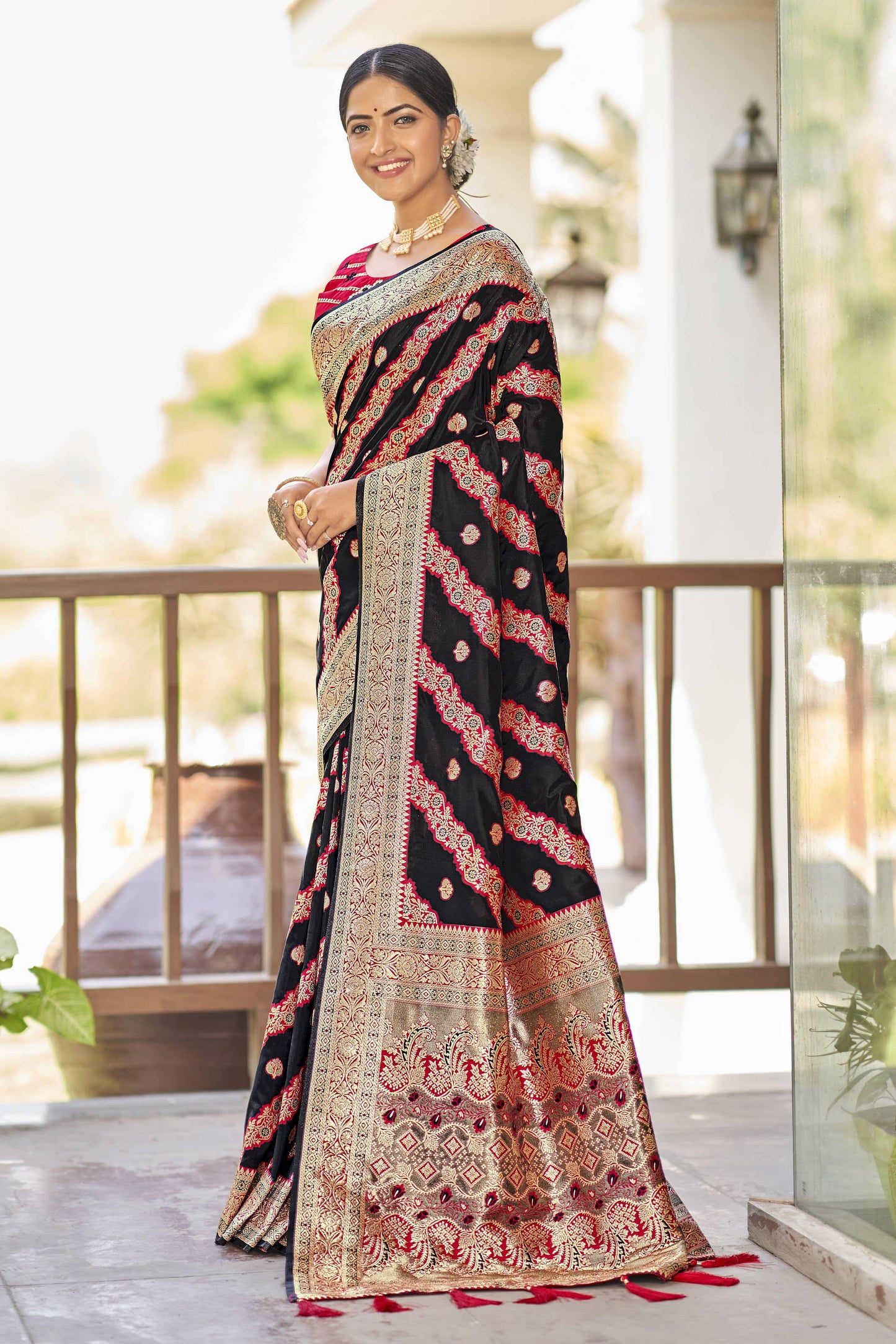 MANOHARI Banarasi Silk Blend Jacquard Work Saree - Black