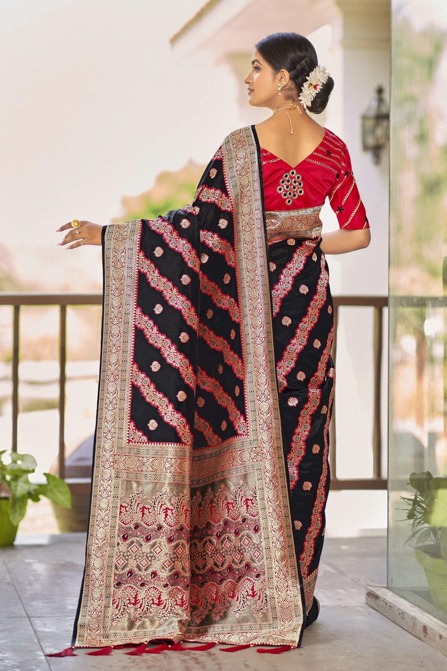 MANOHARI Banarasi Silk Blend Jacquard Work Saree - Black