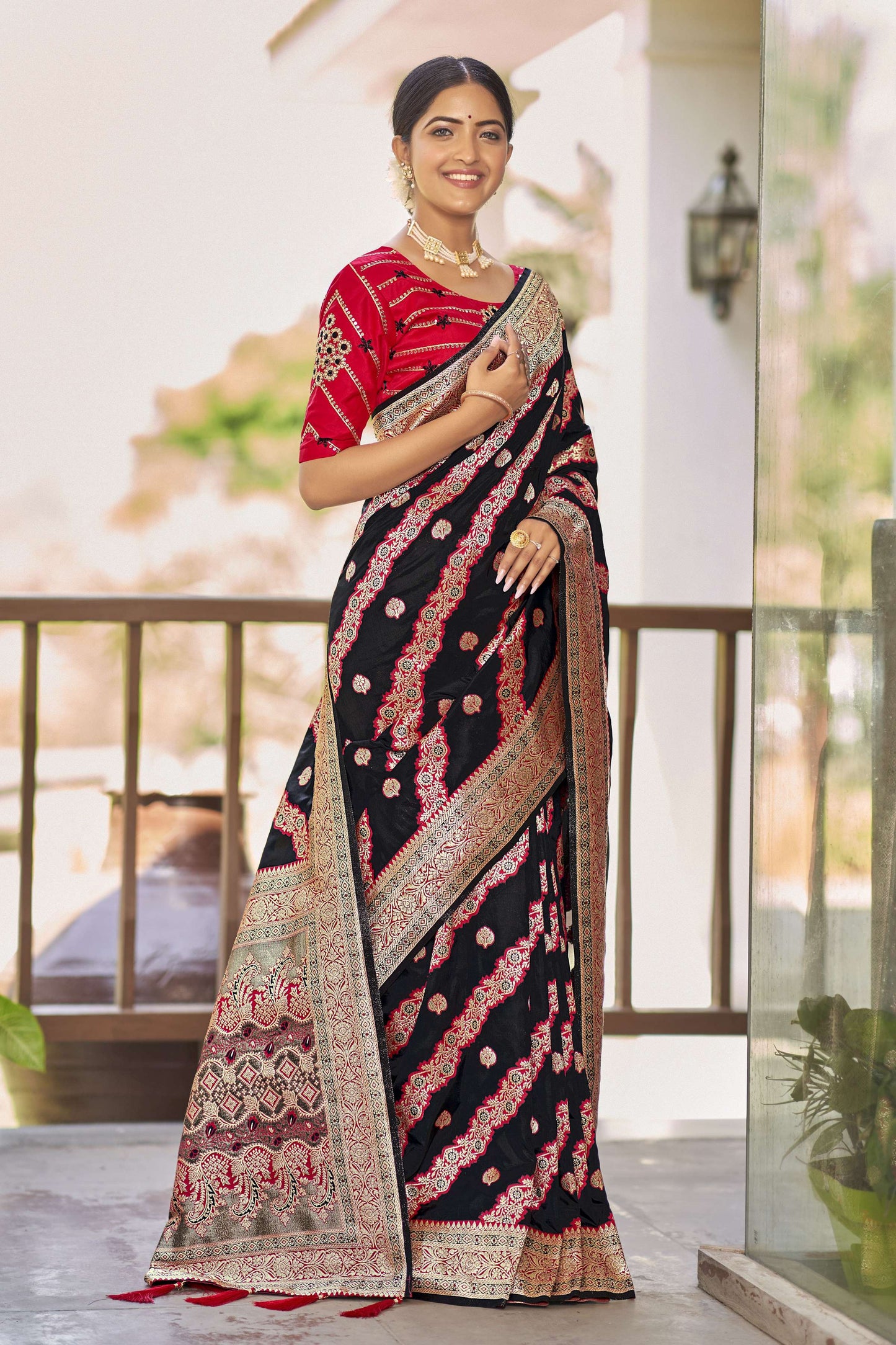 MANOHARI Banarasi Silk Blend Jacquard Work Saree - Black