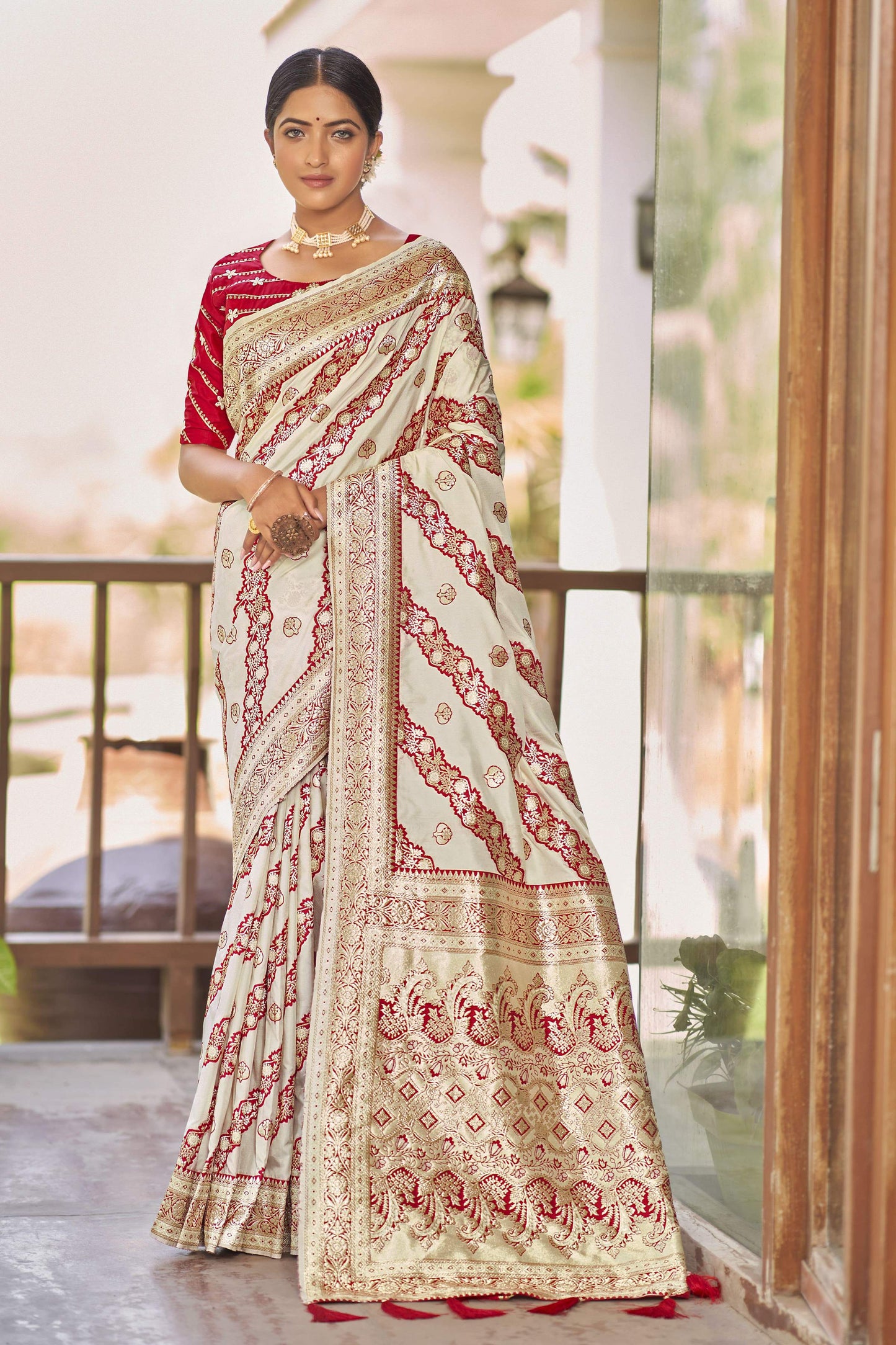 MANOHARI Banarasi Silk Blend Jacquard Work Saree - White