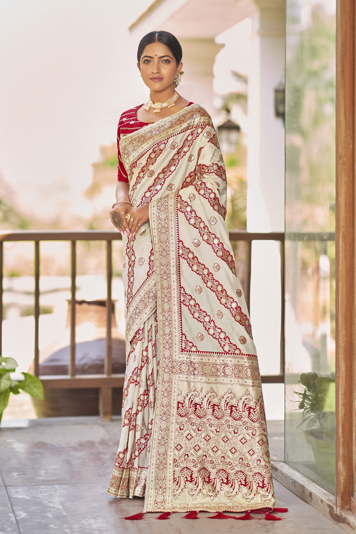 MANOHARI Banarasi Silk Blend Jacquard Work Saree - White
