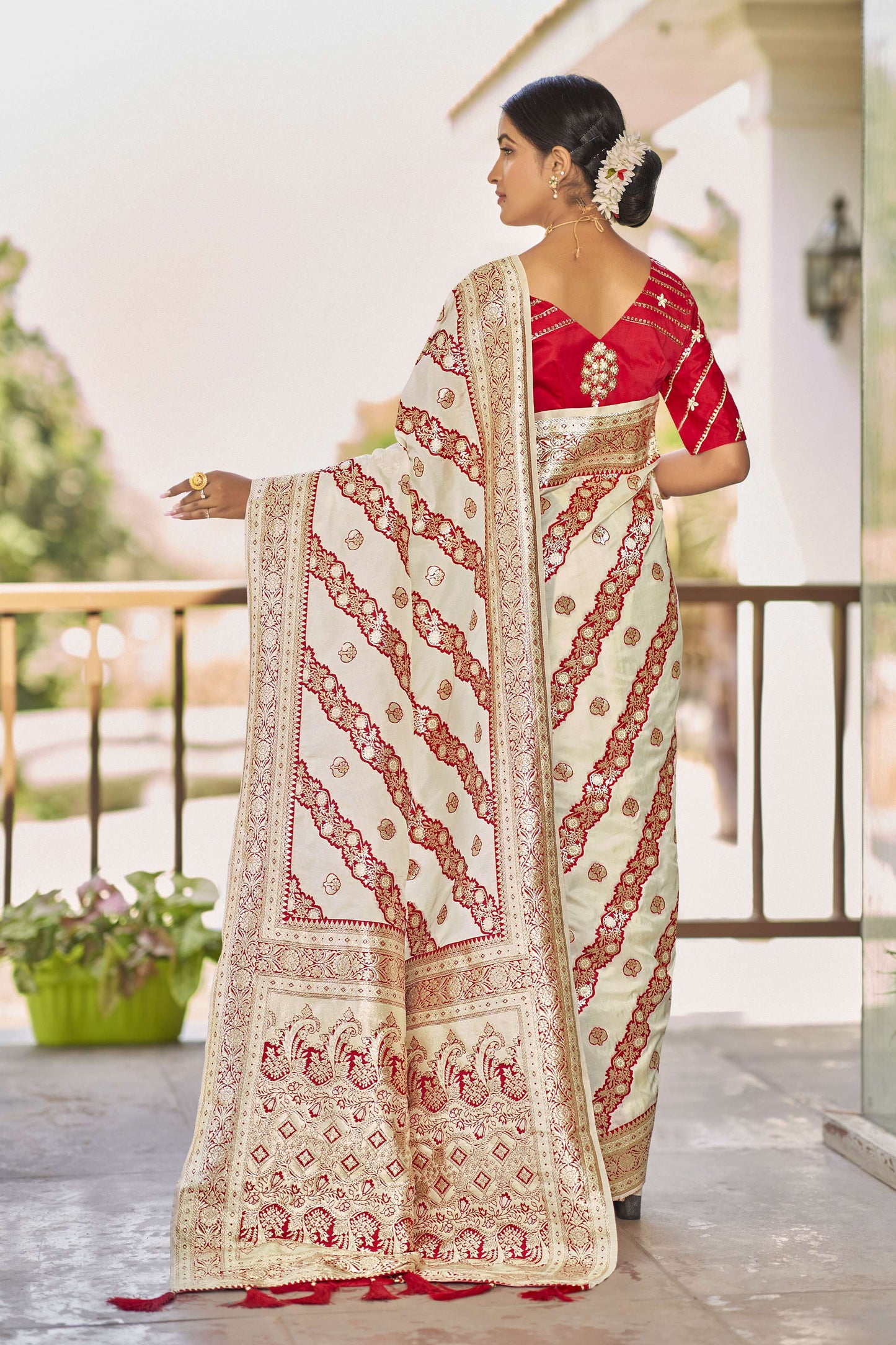 MANOHARI Banarasi Silk Blend Jacquard Work Saree - White