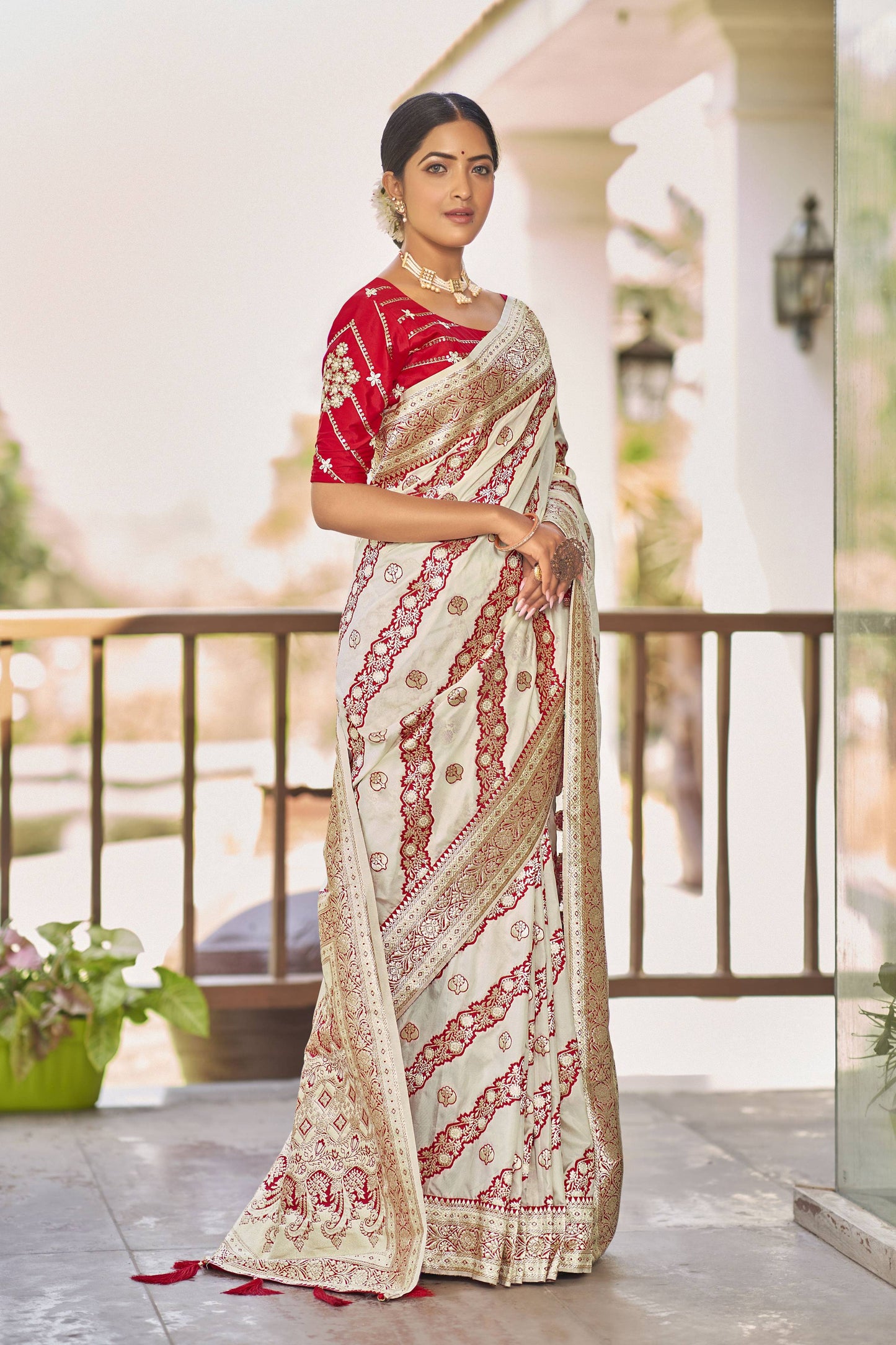 MANOHARI Banarasi Silk Blend Jacquard Work Saree - White
