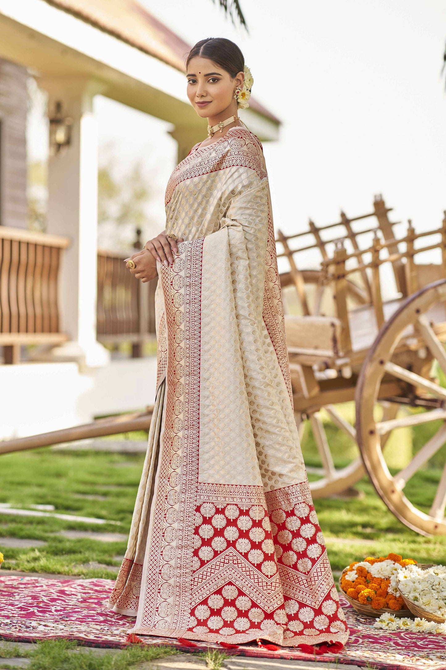 MANOHARI Banarasi Silk Blend Jacquard Work Saree - White