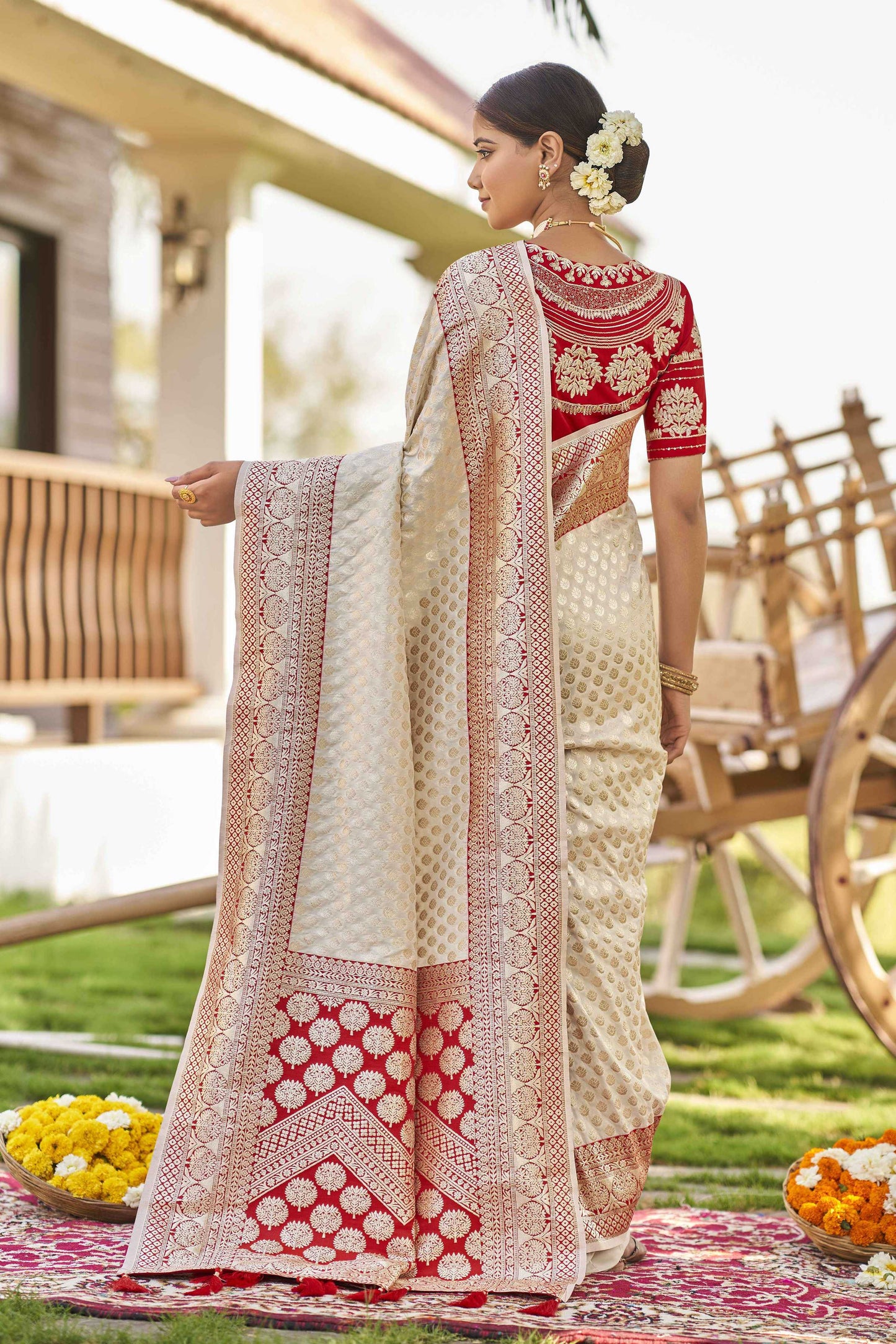 MANOHARI Banarasi Silk Blend Jacquard Work Saree - White