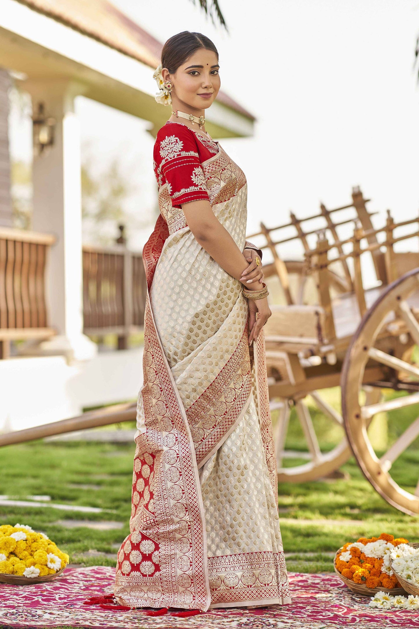 MANOHARI Banarasi Silk Blend Jacquard Work Saree - White