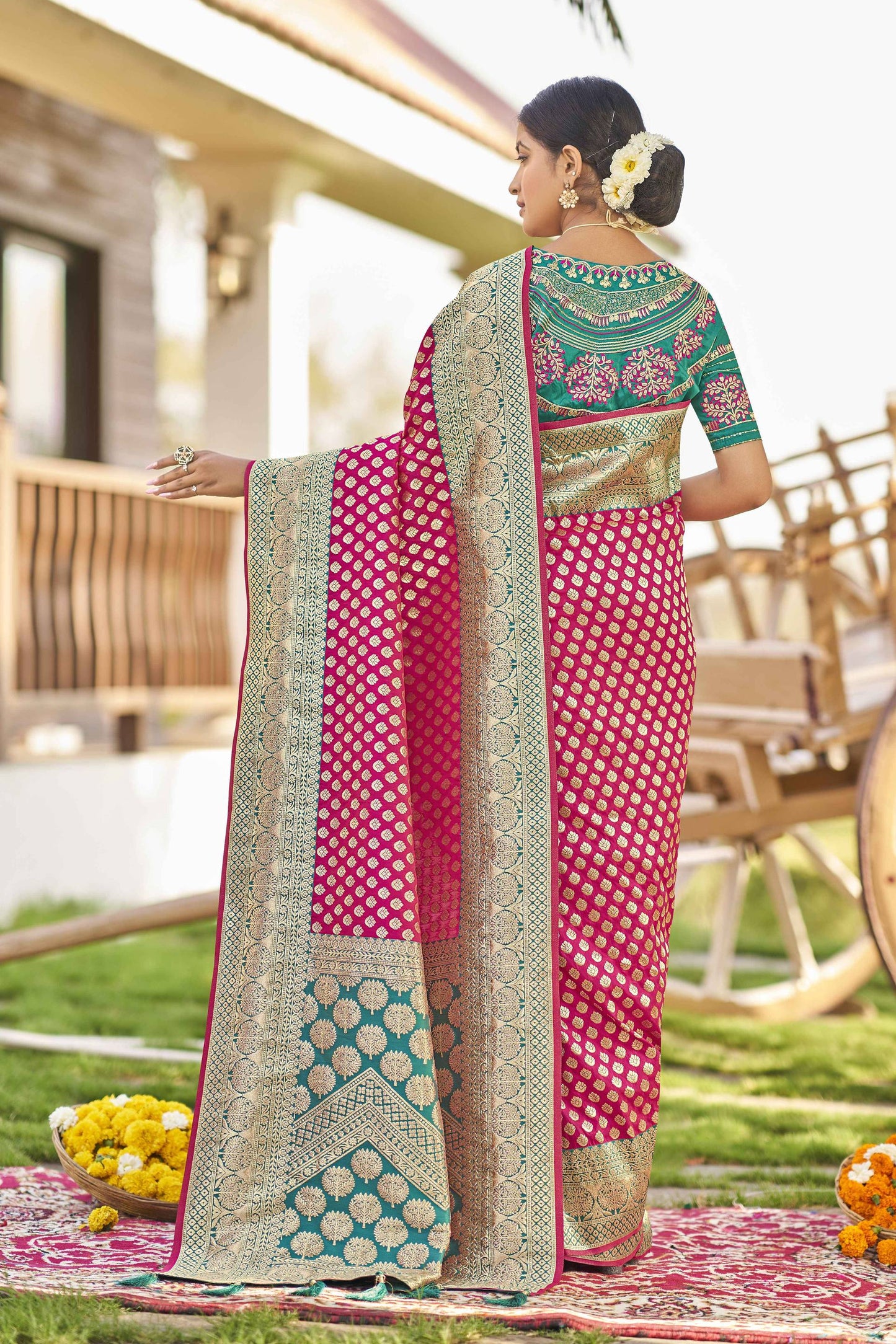 MANOHARI Banarasi Silk Blend Jacquard Work Saree - Pink
