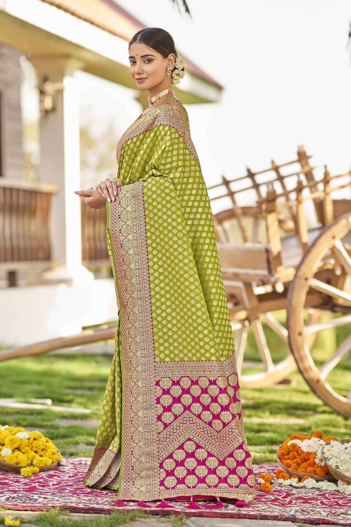 MANOHARI Banarasi Silk Blend Jacquard Work Saree - Green