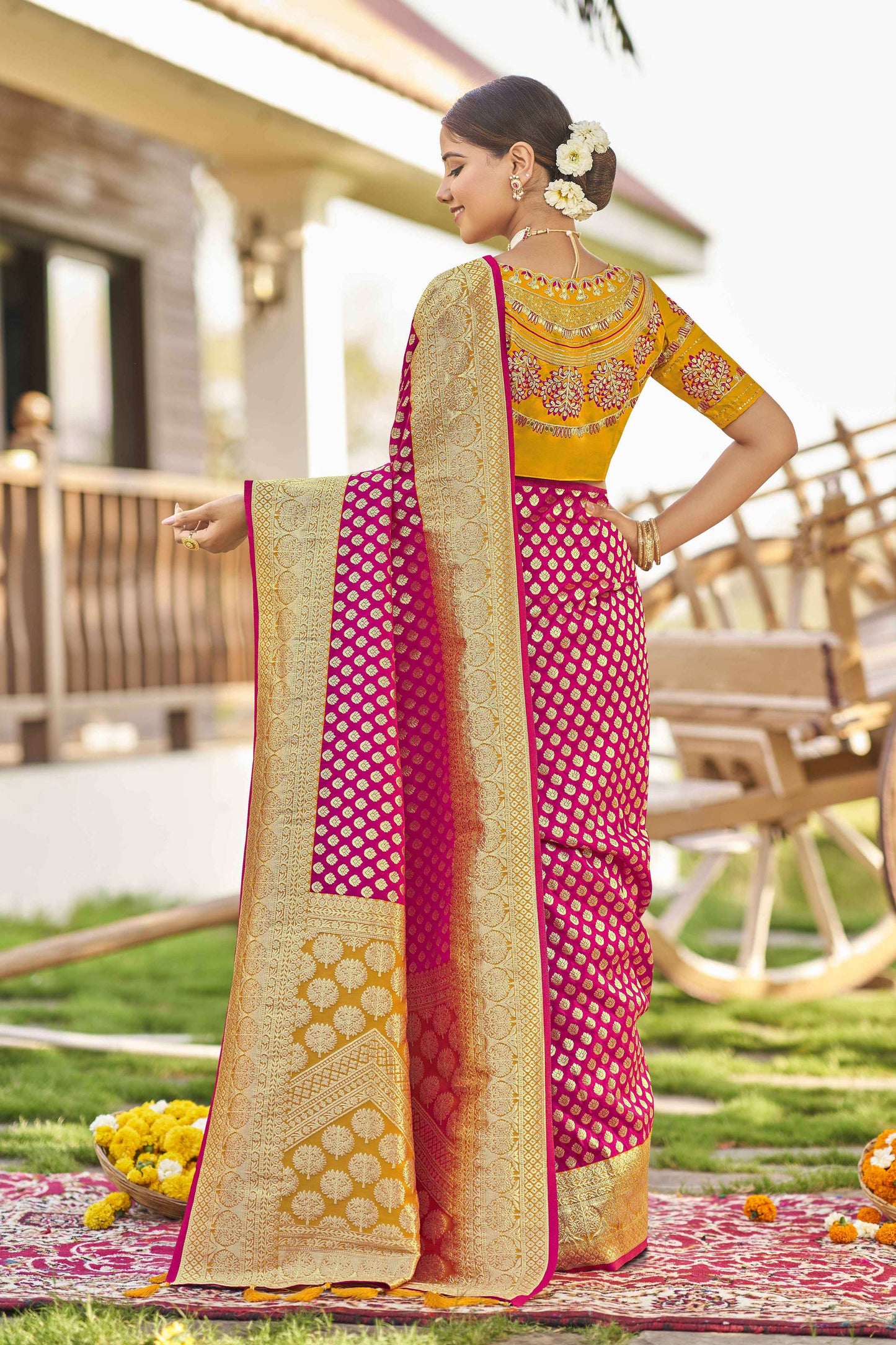 MANOHARI Banarasi Silk Blend Jacquard Work Saree - Pink