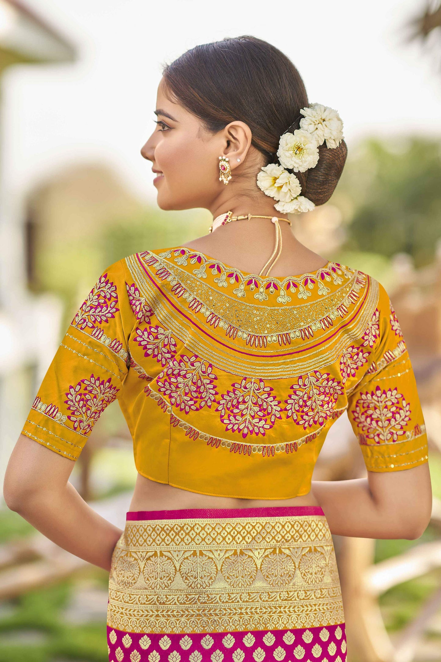 MANOHARI Banarasi Silk Blend Jacquard Work Saree - Pink