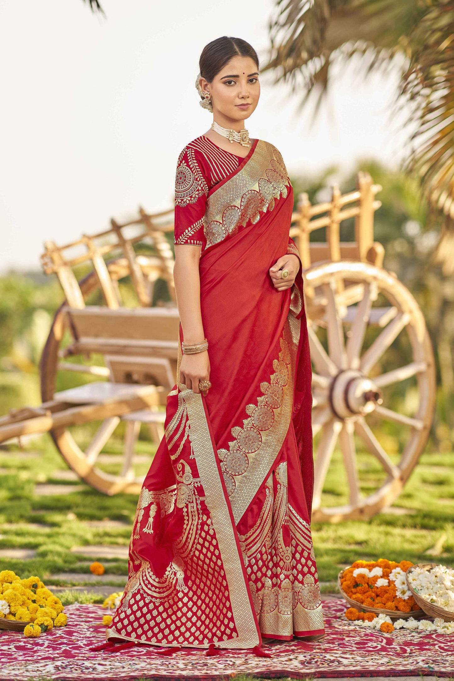 MANOHARI Banarasi Silk Blend Jacquard Work Saree - Red
