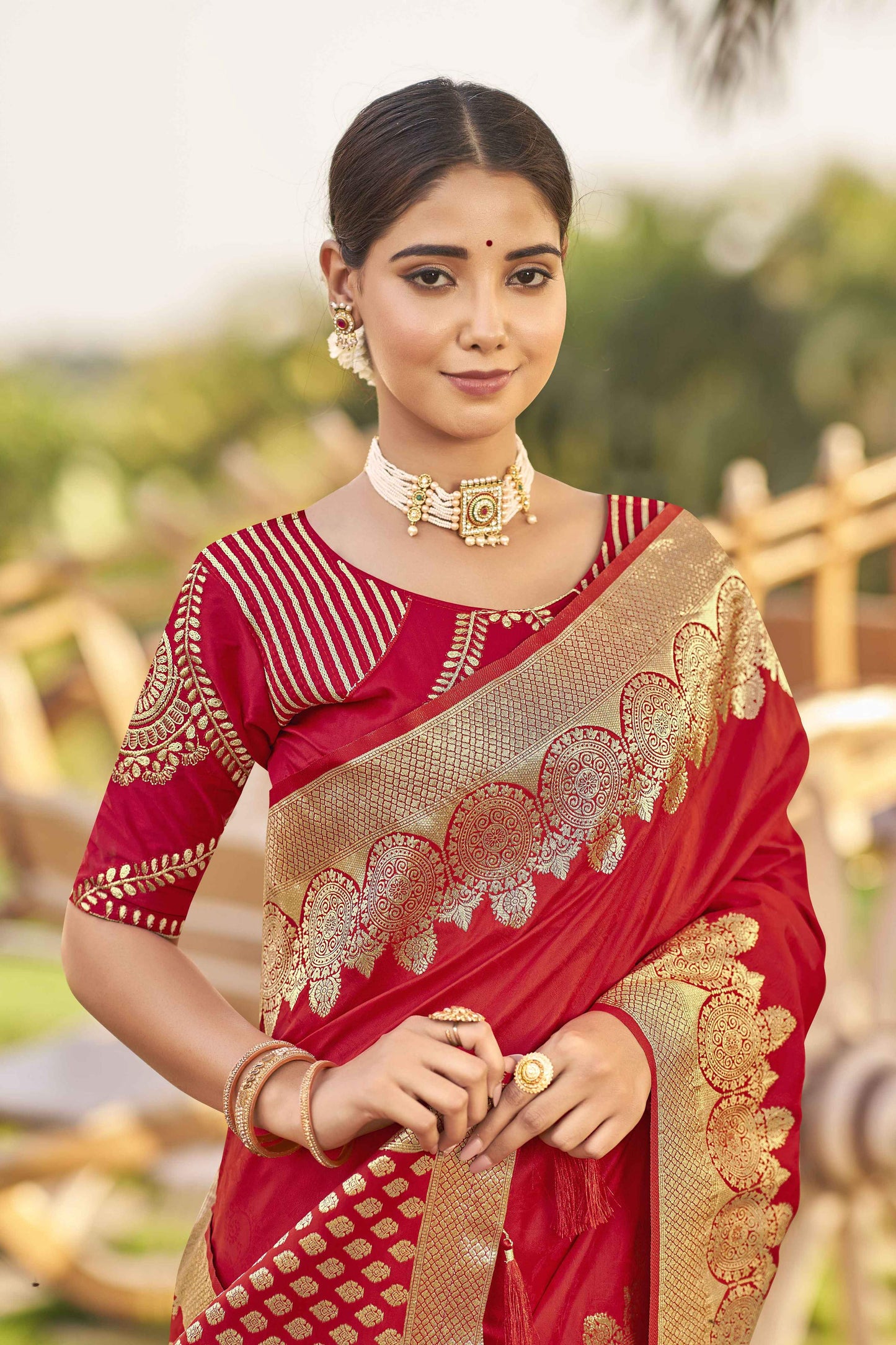 MANOHARI Banarasi Silk Blend Jacquard Work Saree - Red