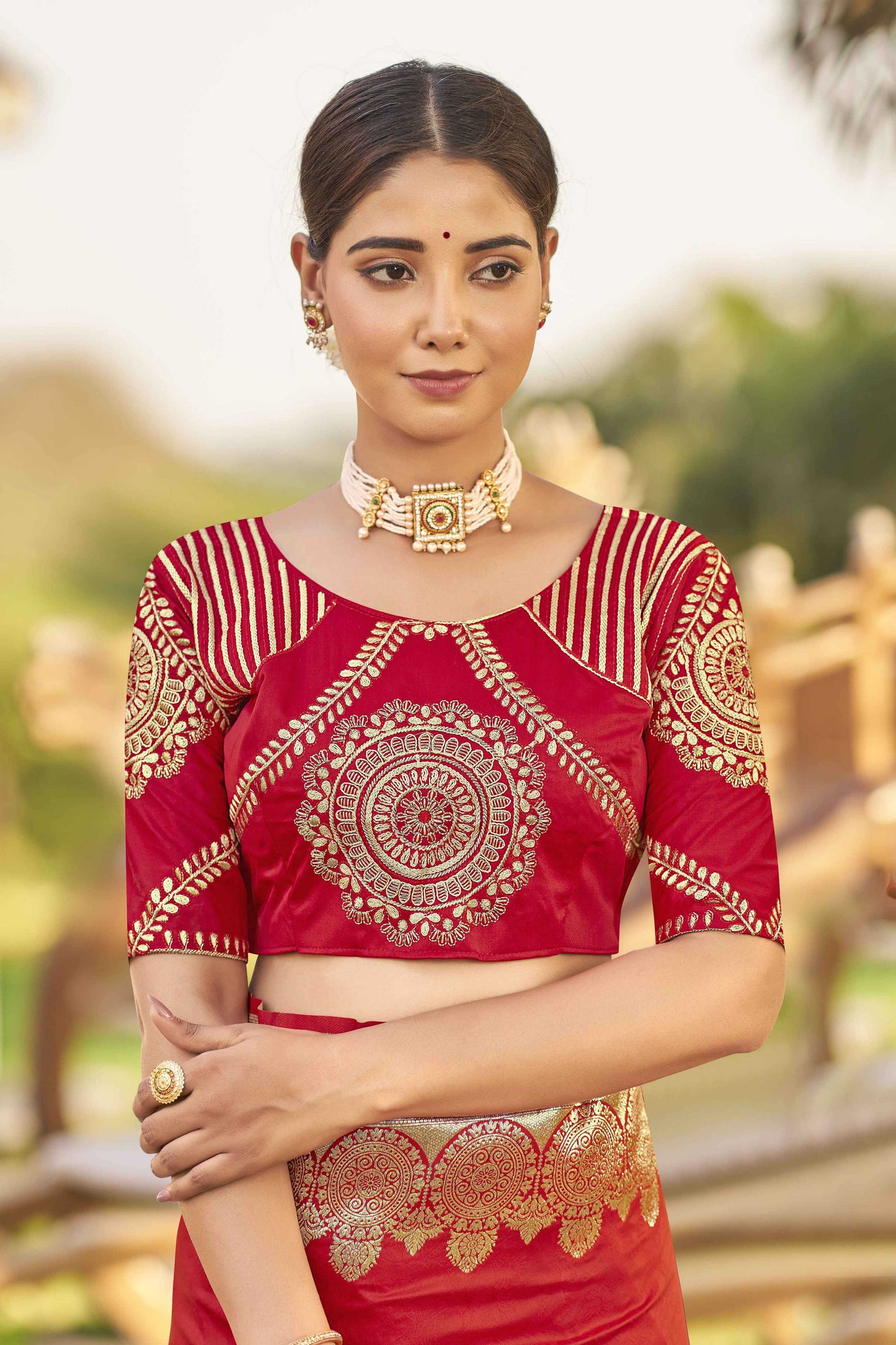 MANOHARI Banarasi Silk Blend Jacquard Work Saree - Red