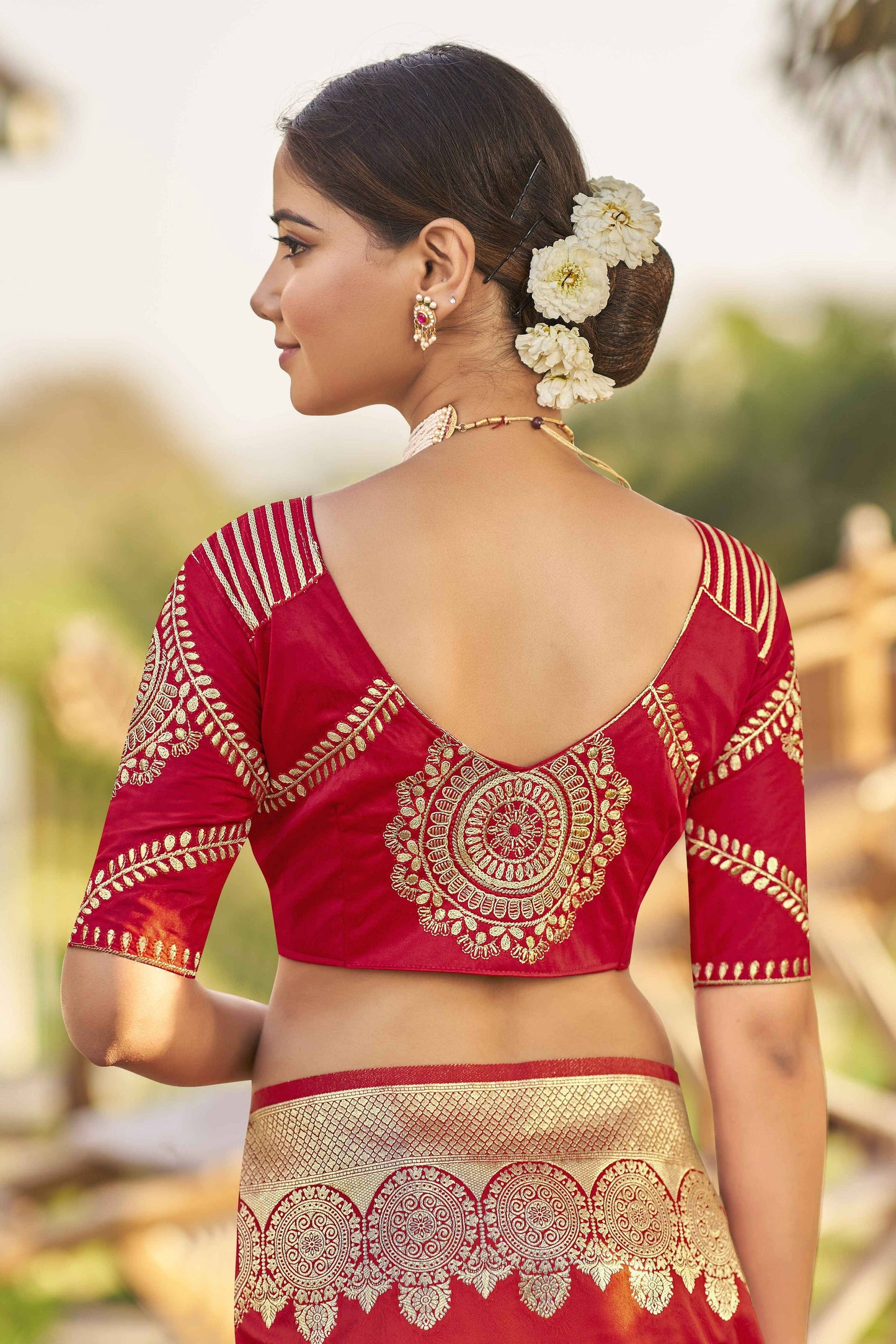 MANOHARI Banarasi Silk Blend Jacquard Work Saree - Red