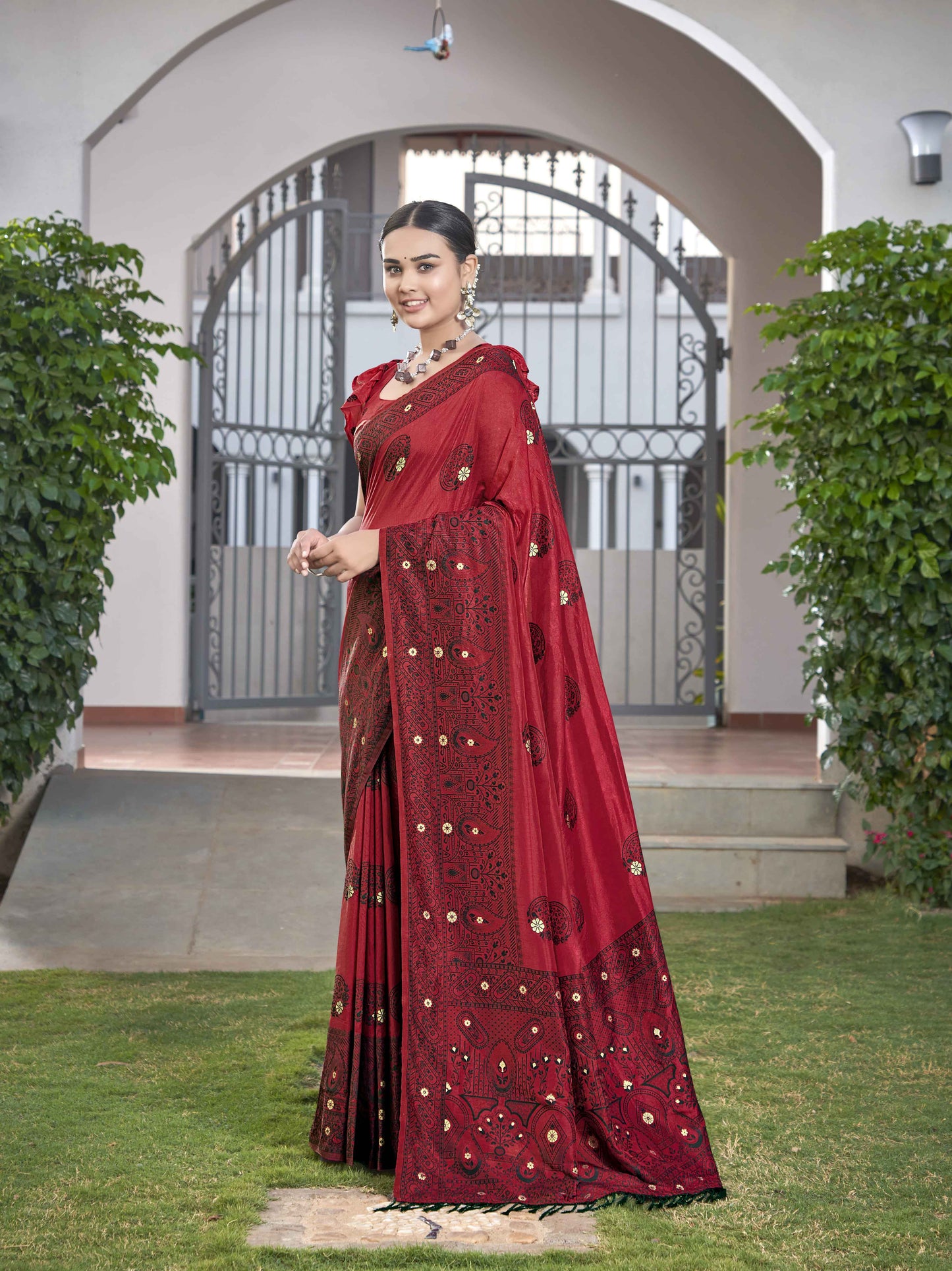MANOHARI Banarasi Silk Blend Jacquard Work Saree - Red