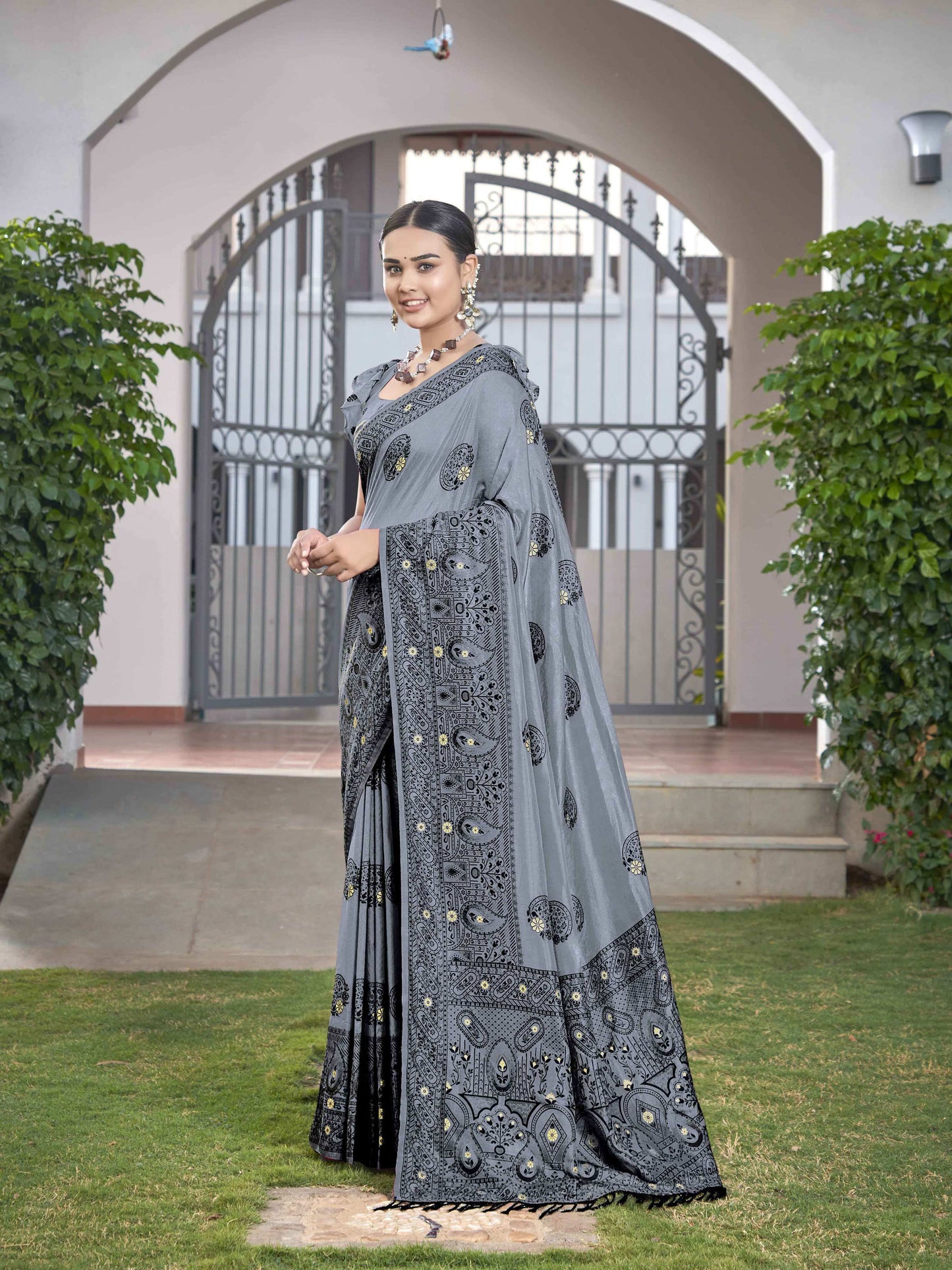 MANOHARI Banarasi Silk Blend Jacquard Work Saree - Grey