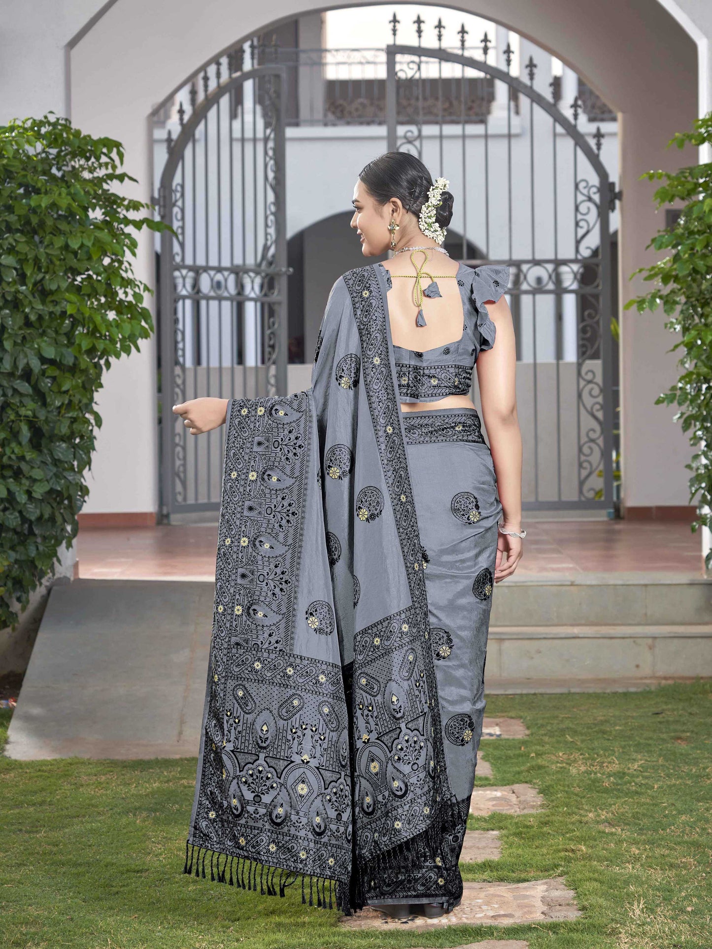 MANOHARI Banarasi Silk Blend Jacquard Work Saree - Grey