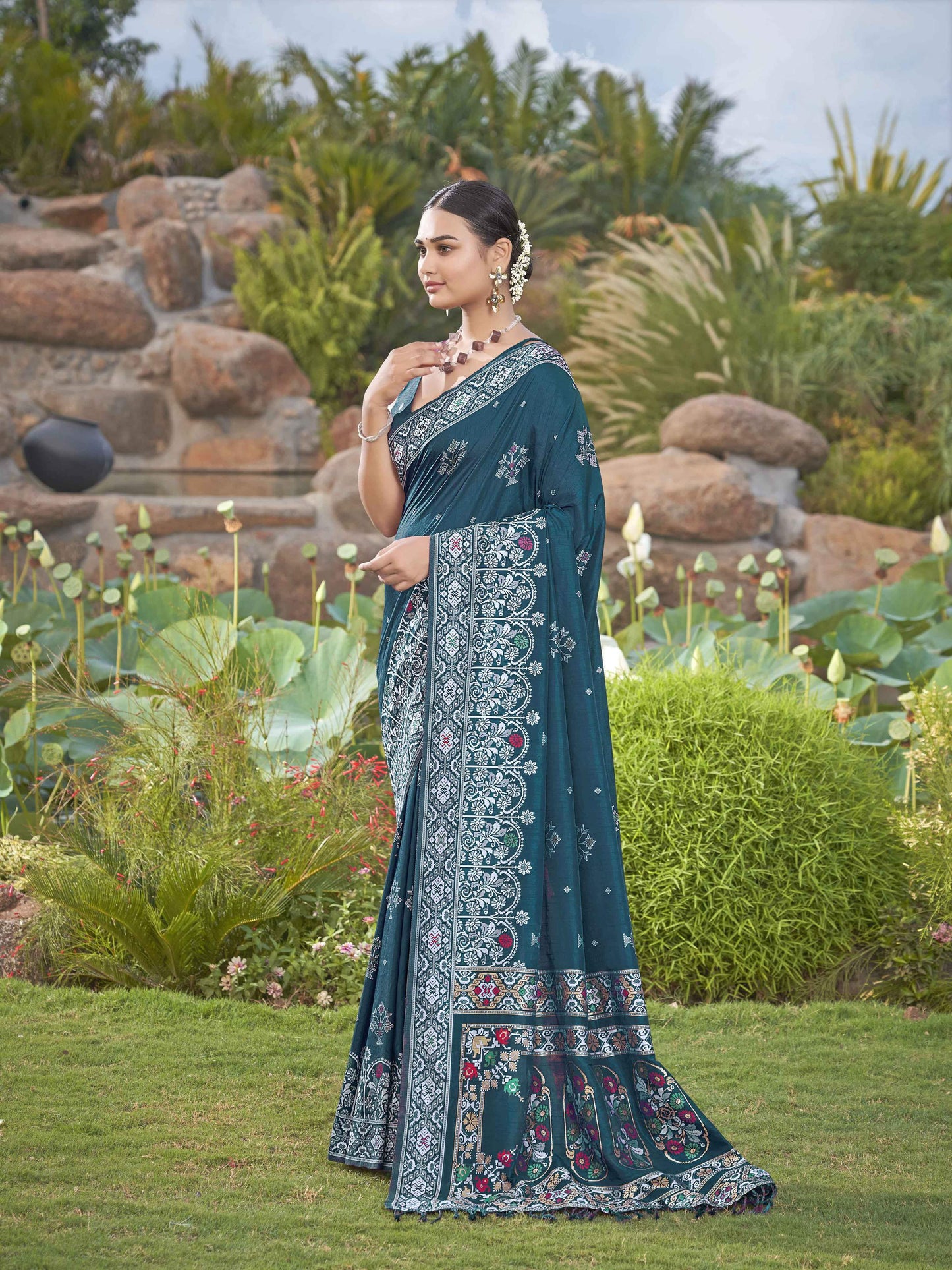 MANOHARI Banarasi Silk Blend Jacquard Work Saree - Blue