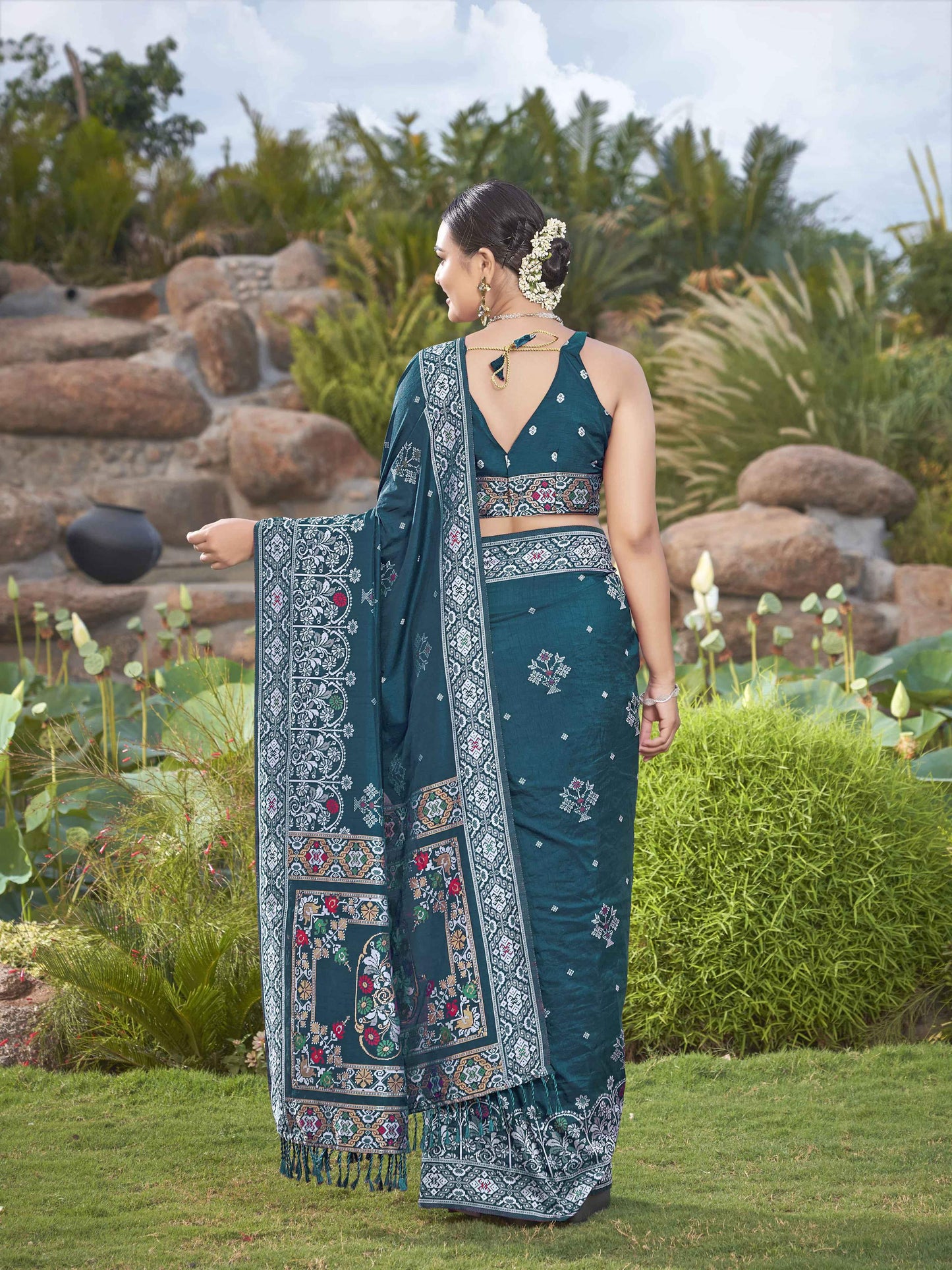 MANOHARI Banarasi Silk Blend Jacquard Work Saree - Blue