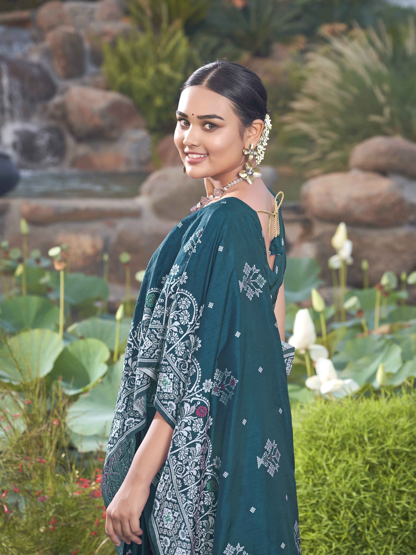 MANOHARI Banarasi Silk Blend Jacquard Work Saree - Blue