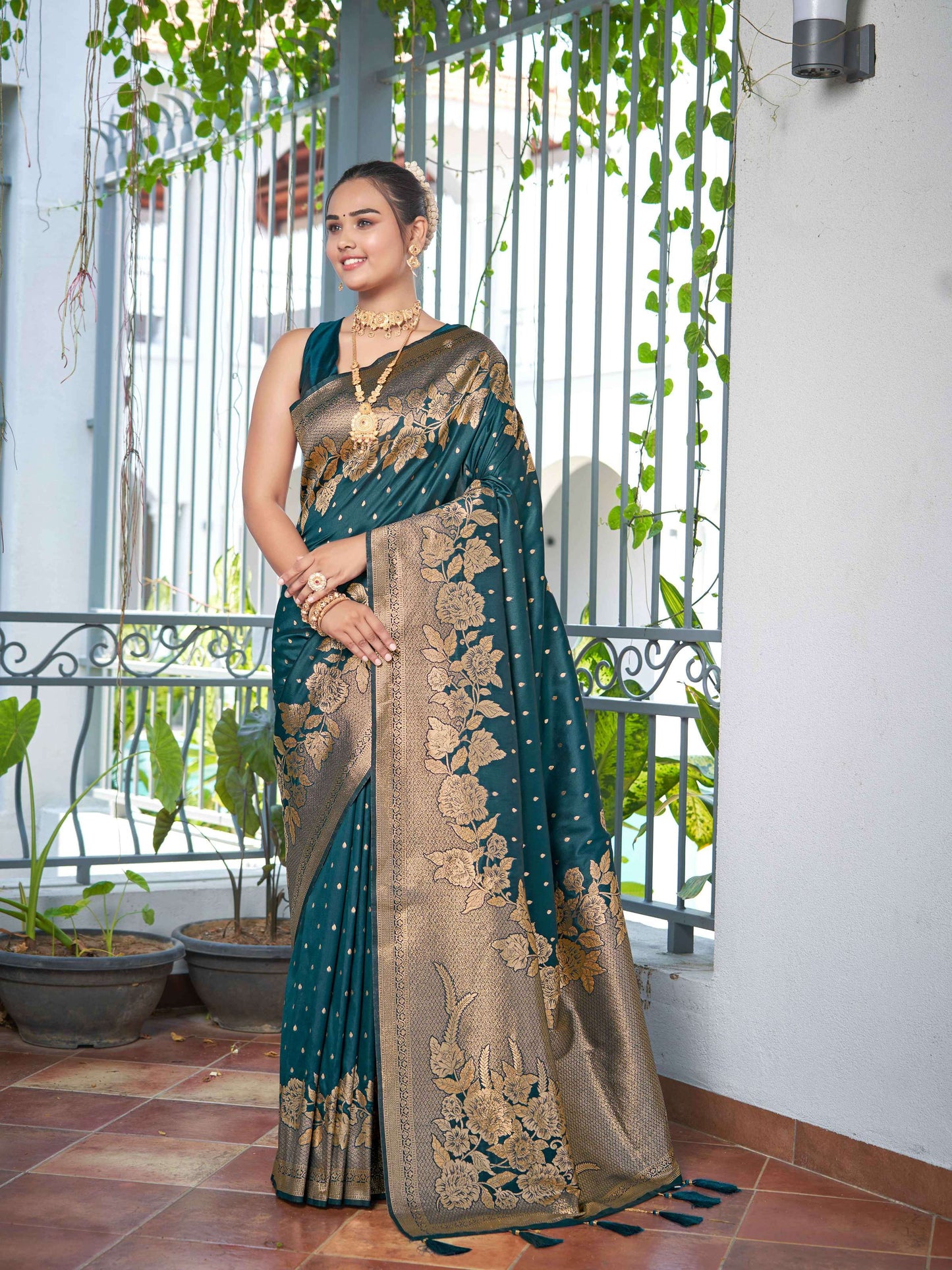 MANOHARI Banarasi Silk Blend Jacquard Work Saree - Green