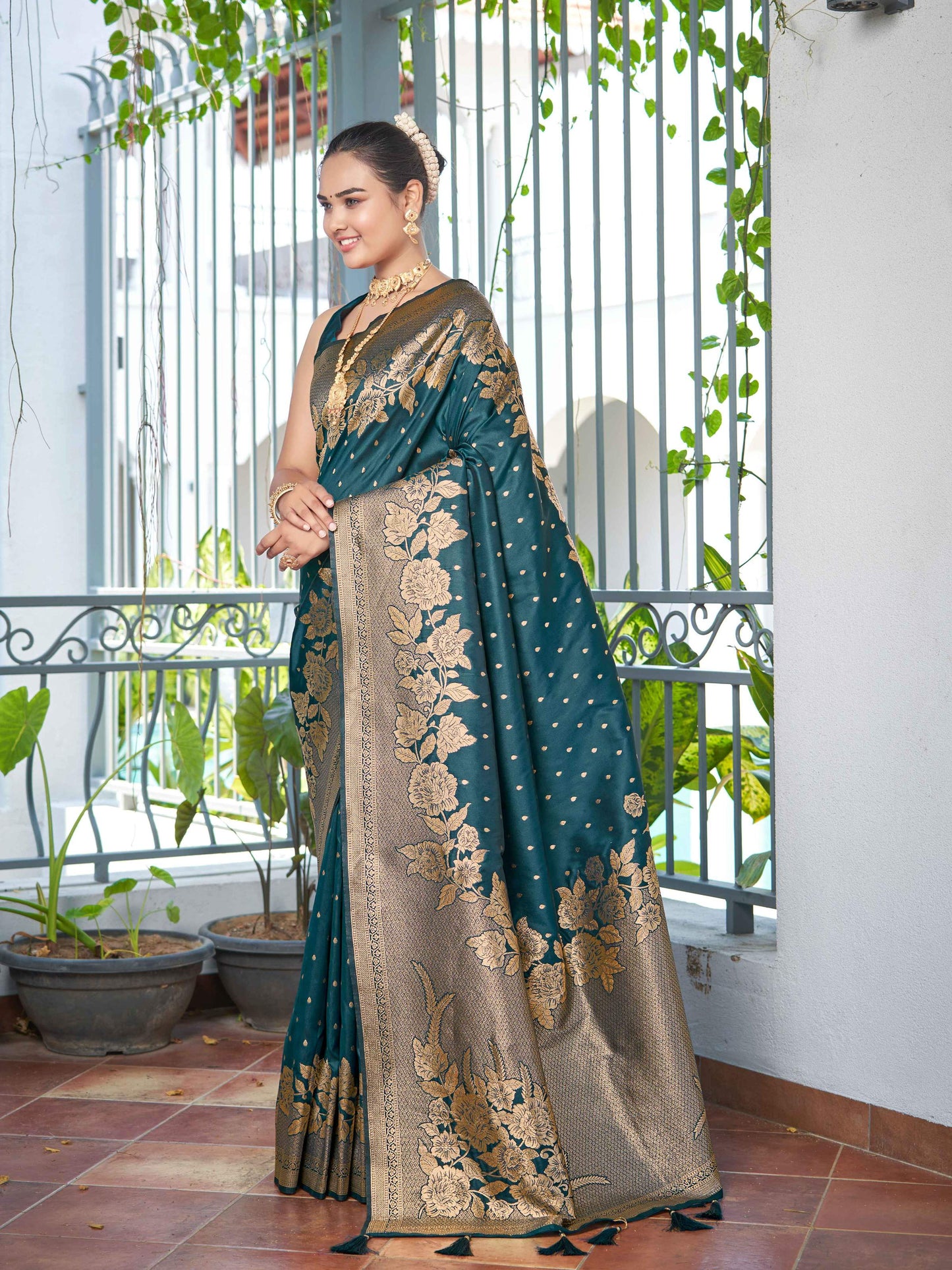 MANOHARI Banarasi Silk Blend Jacquard Work Saree - Green