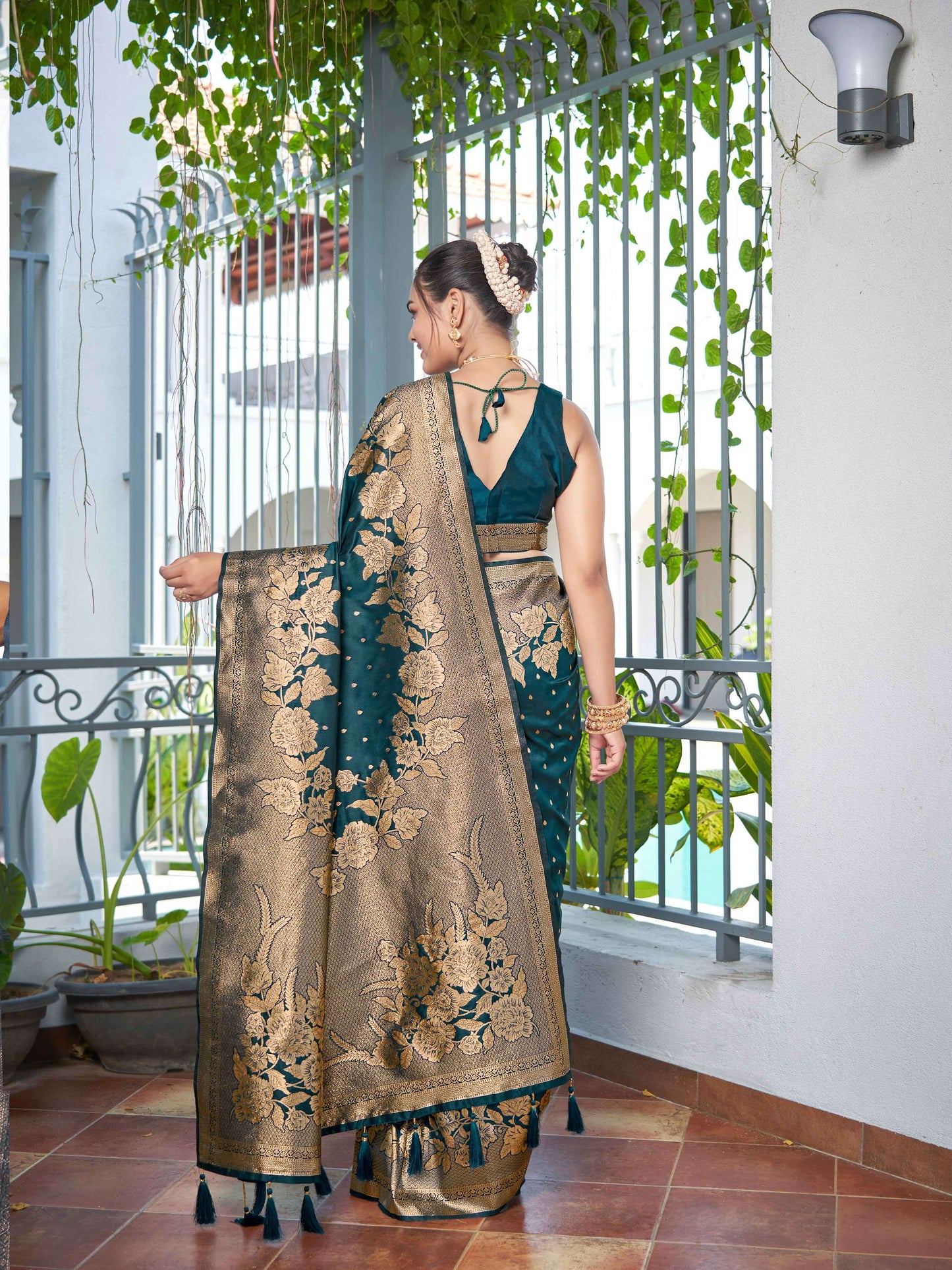 MANOHARI Banarasi Silk Blend Jacquard Work Saree - Green