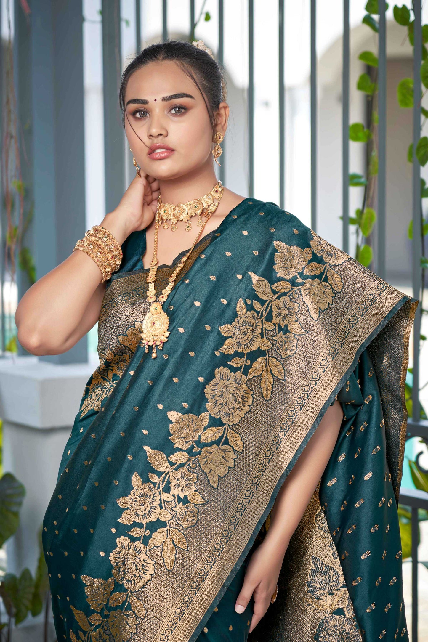 MANOHARI Banarasi Silk Blend Jacquard Work Saree - Green