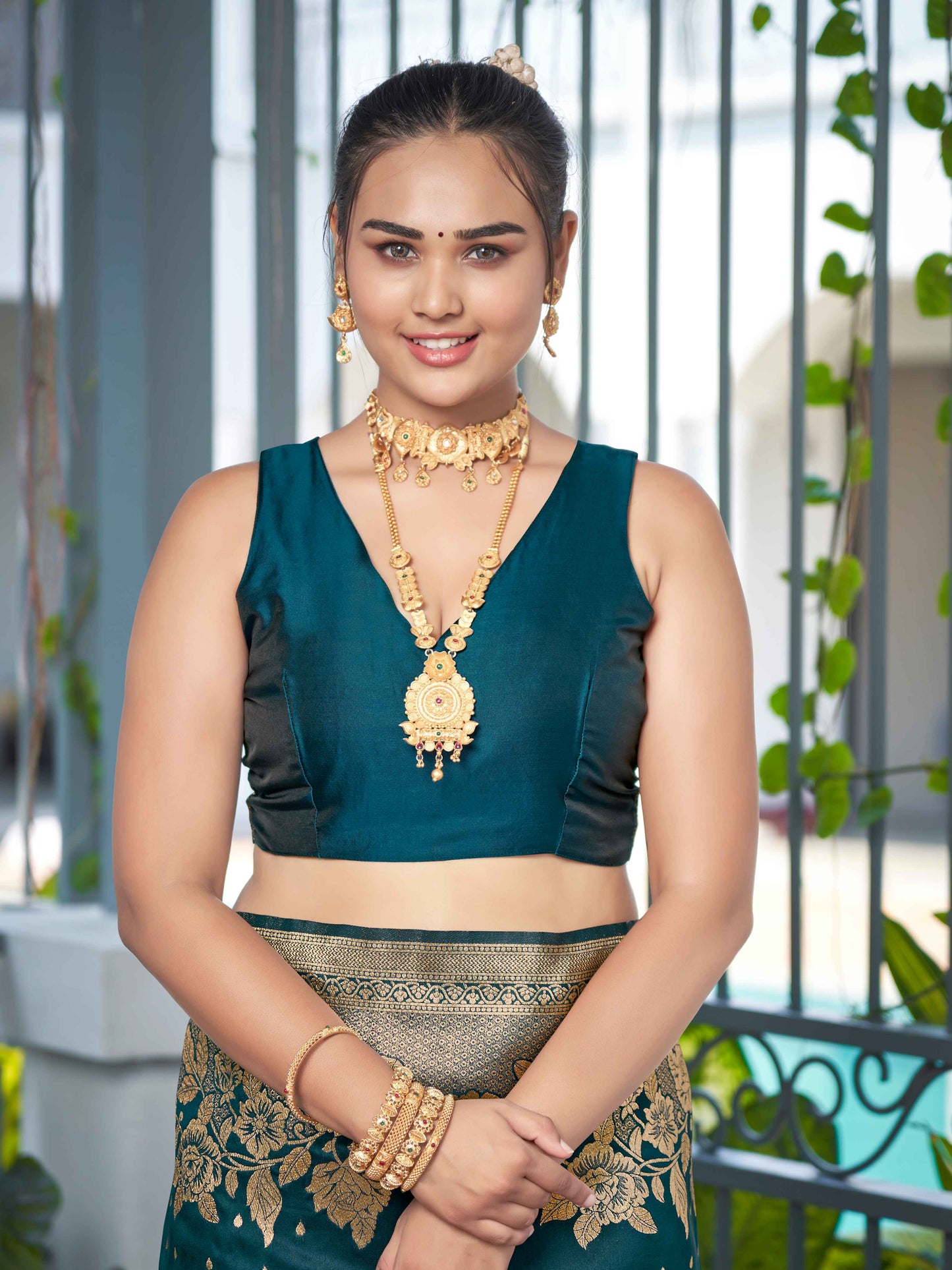 MANOHARI Banarasi Silk Blend Jacquard Work Saree - Green