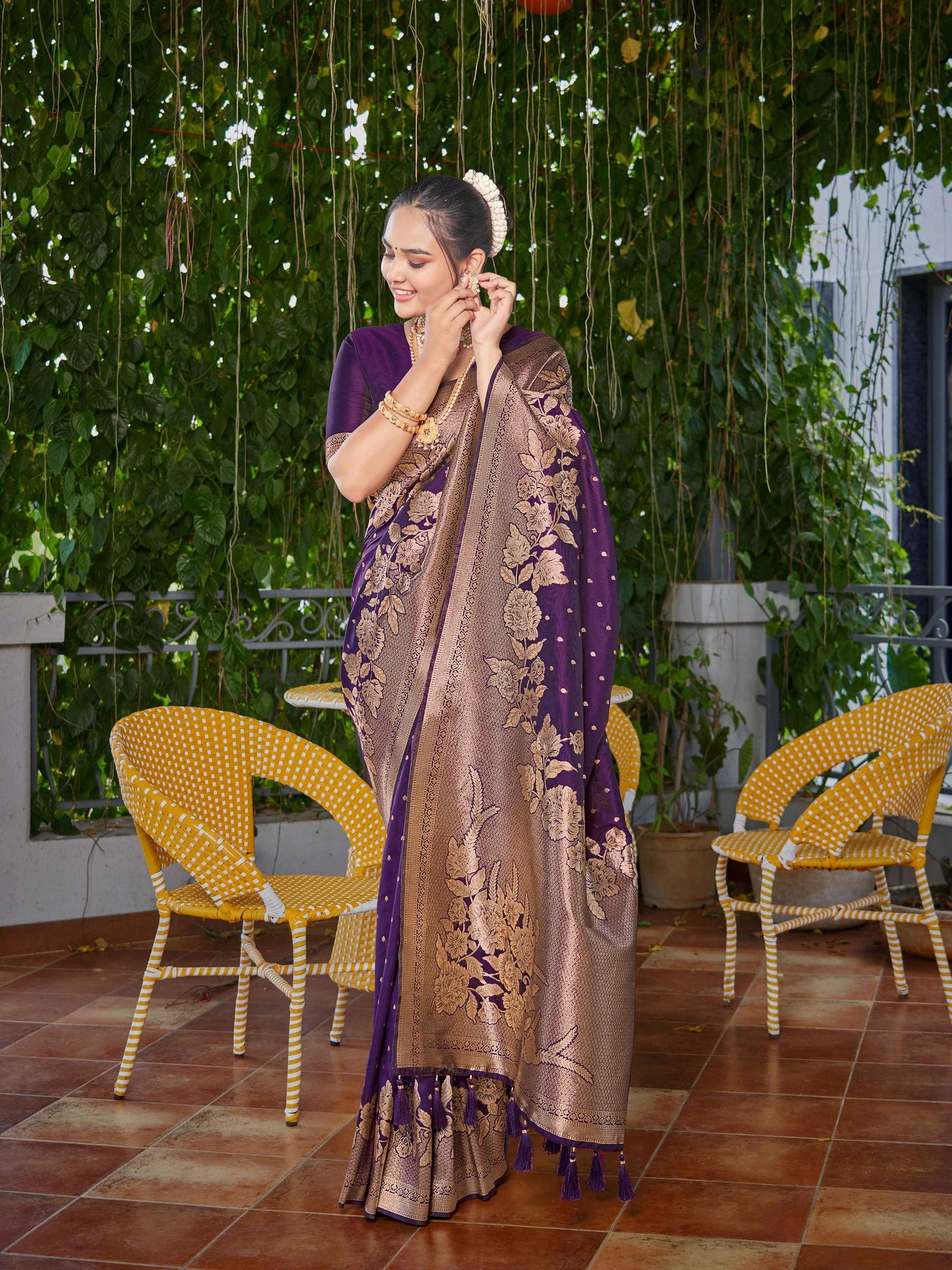 MANOHARI Banarasi Silk Blend Jacquard Work Saree - Purple