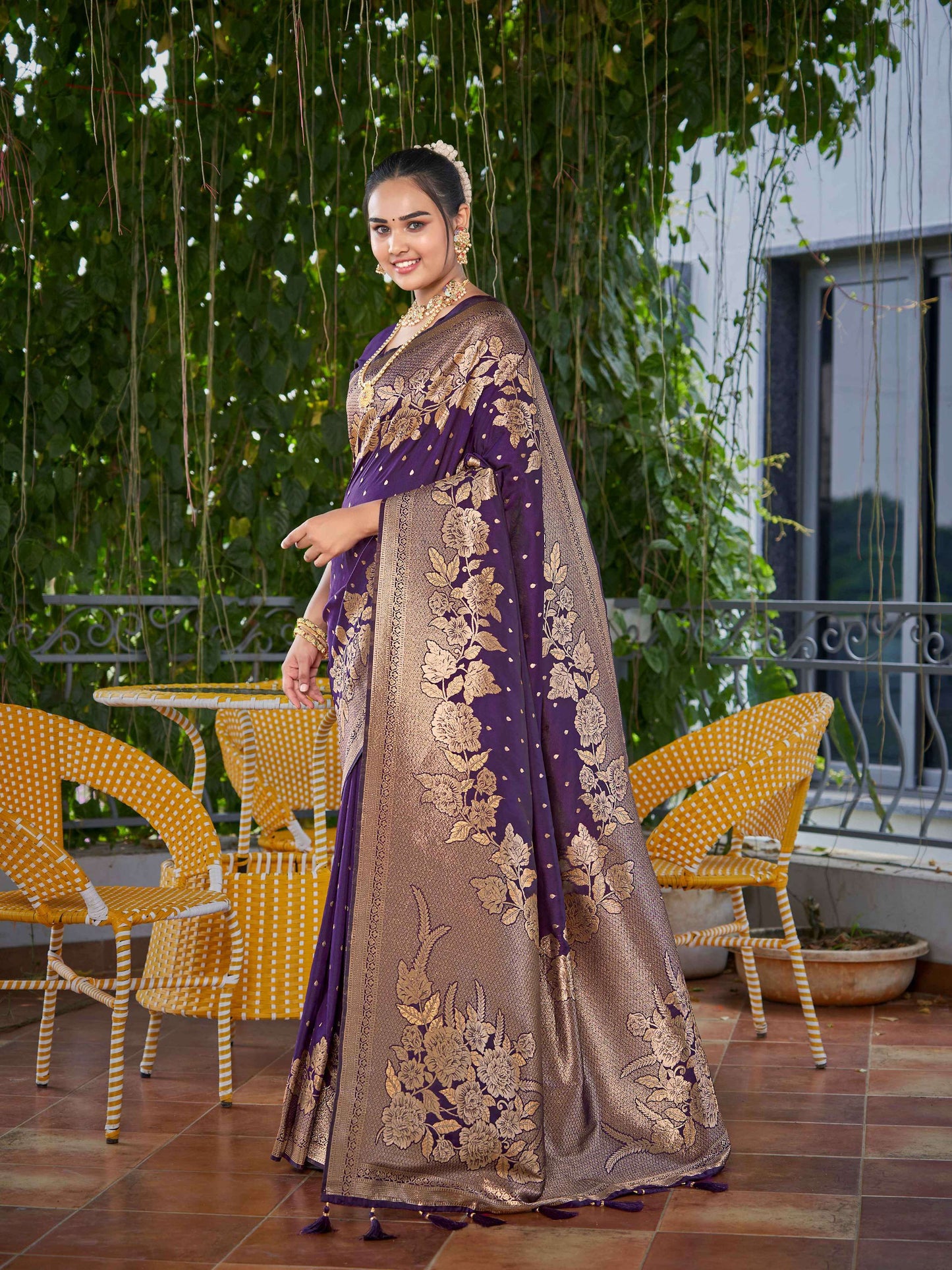 MANOHARI Banarasi Silk Blend Jacquard Work Saree - Purple
