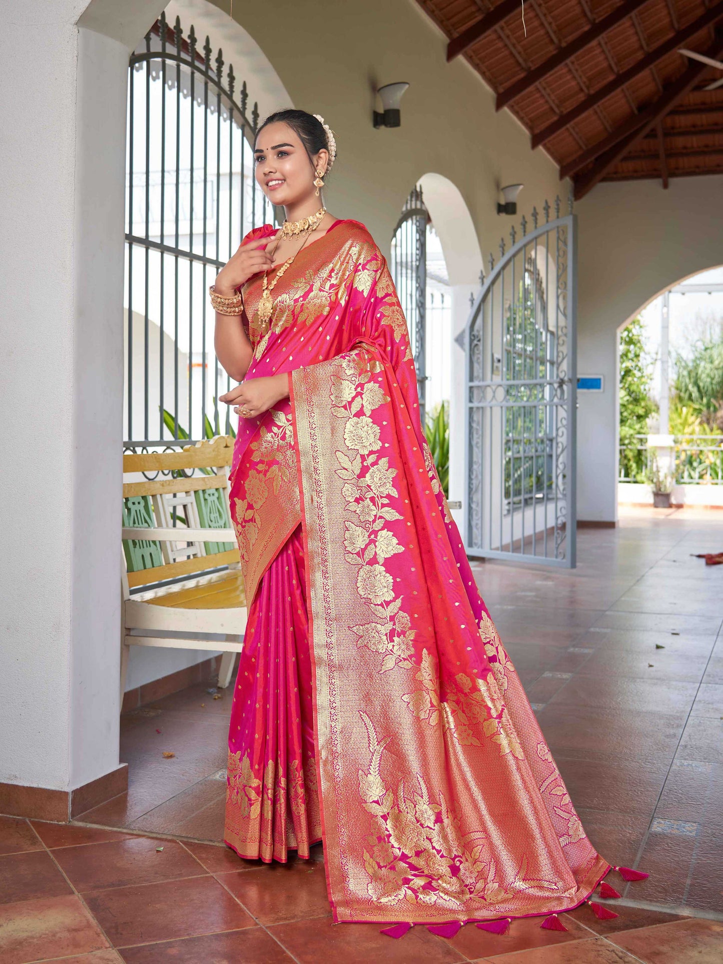 MANOHARI Banarasi Silk Blend Jacquard Work Saree - Pink