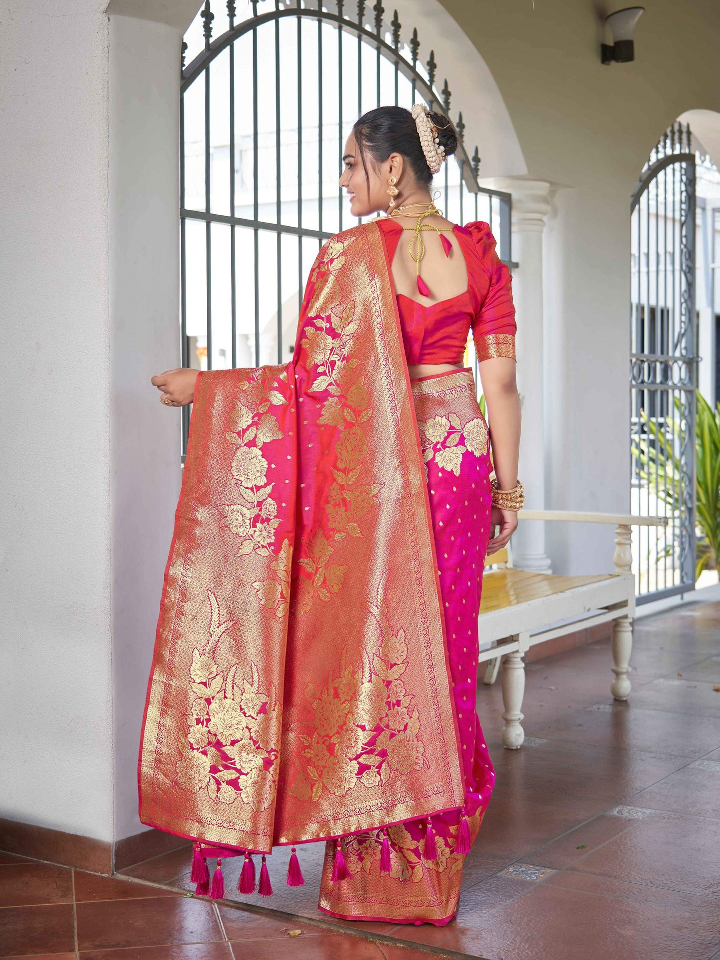 MANOHARI Banarasi Silk Blend Jacquard Work Saree - Pink