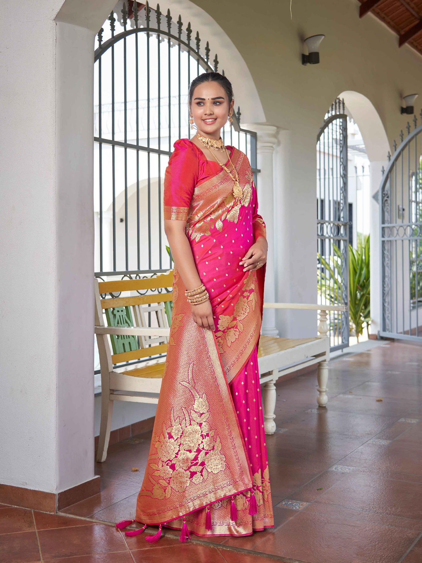 MANOHARI Banarasi Silk Blend Jacquard Work Saree - Pink